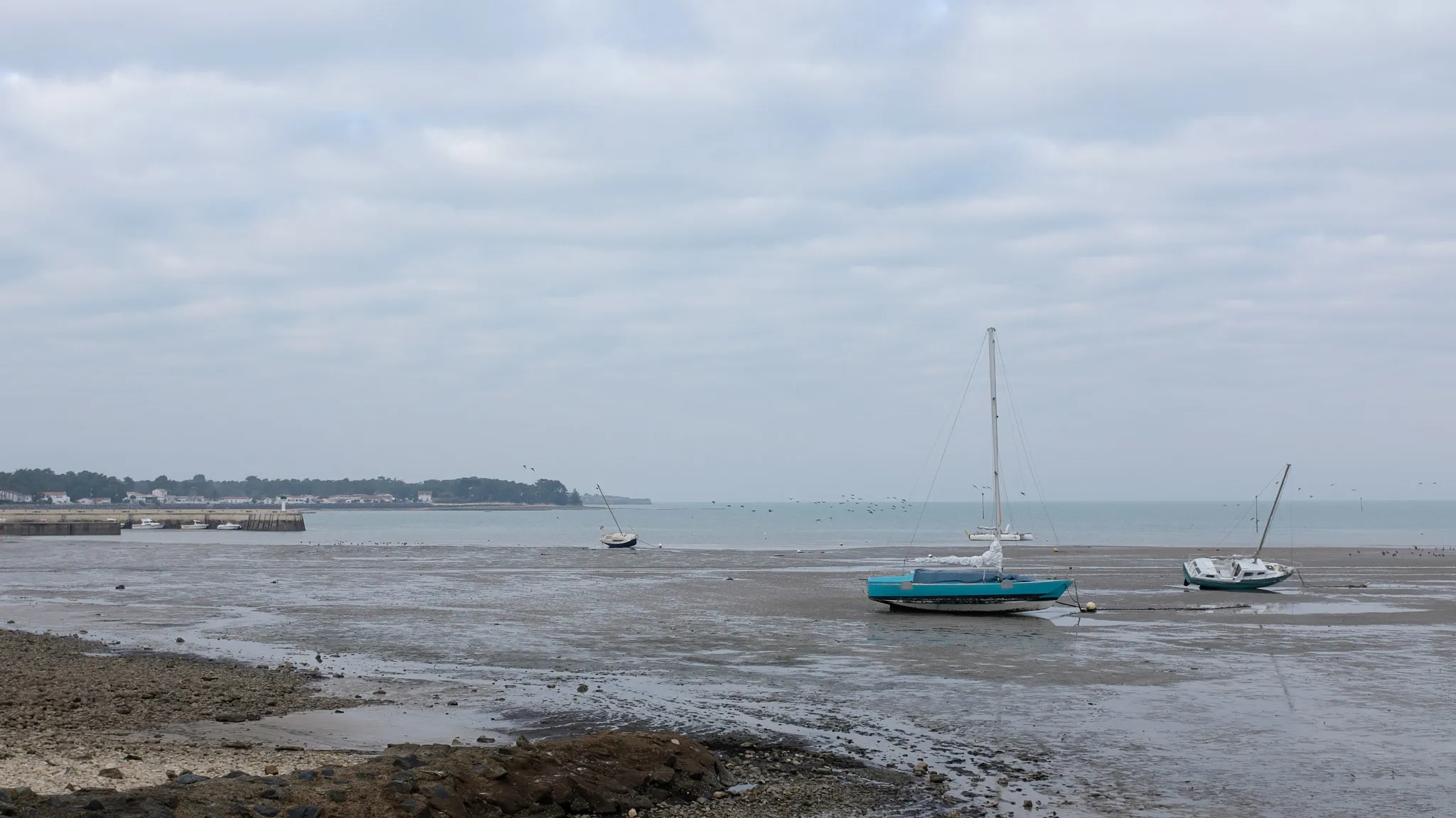 Photo showing: 500px provided description: Low tide at Rivedoux-Plage, in Ile-de-R? [#Boats ,#Clouds ,#Island ,#Tide]