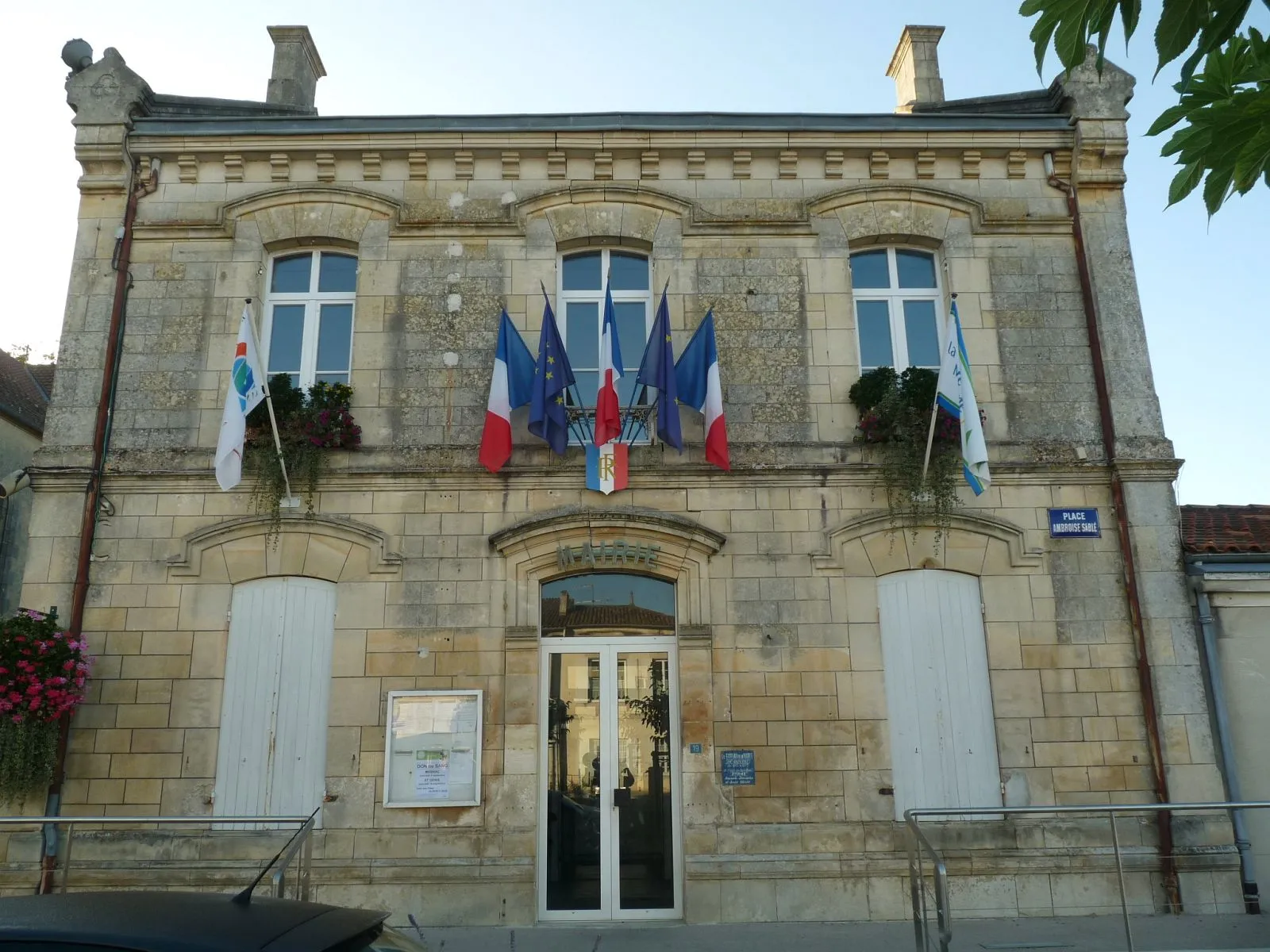 Photo showing: mairie de St-Genis-de-Saintonge (17), France