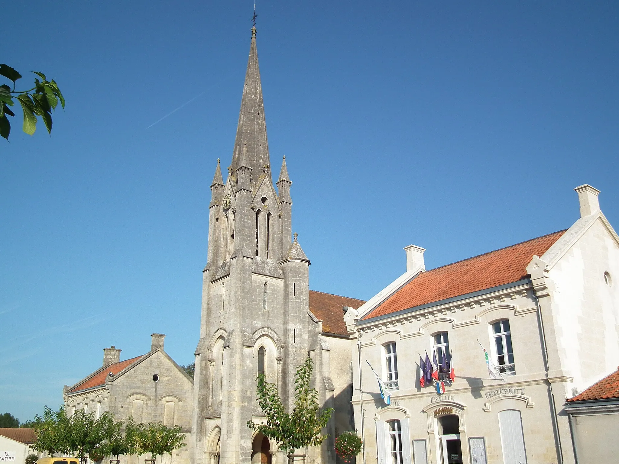 Photo showing: L'église et la mairie de Saint-Genis-de-Saintonge