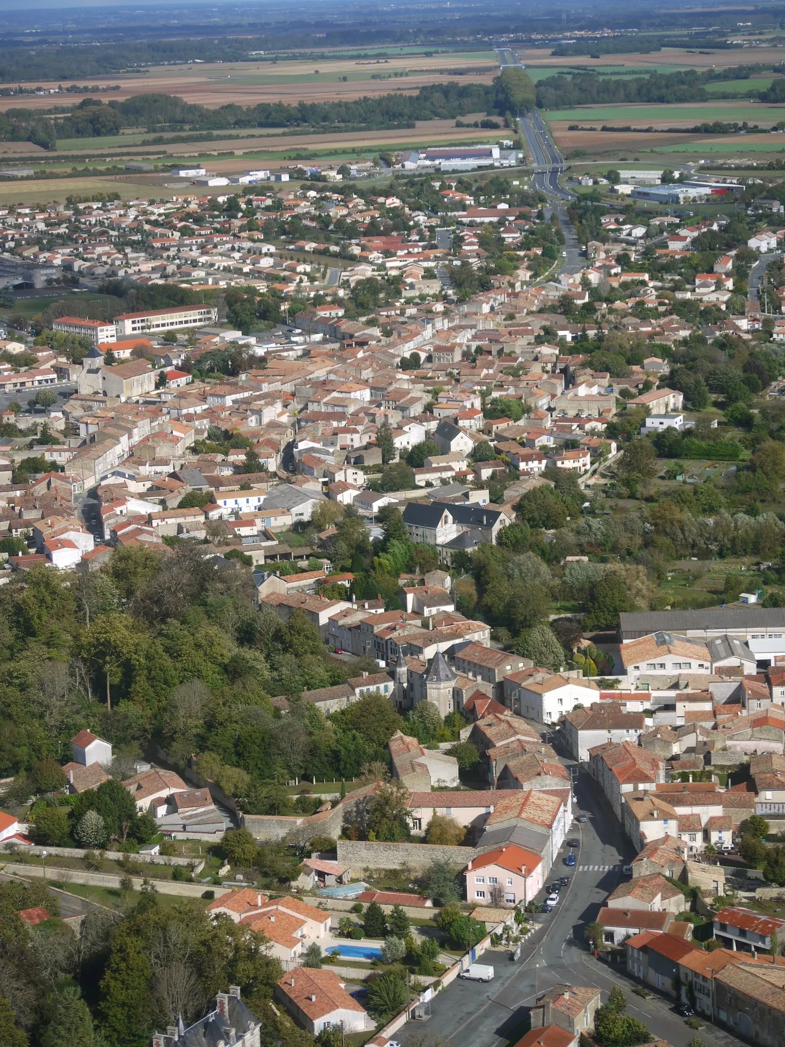 Photo showing: Vue aérienne de la rue principale
