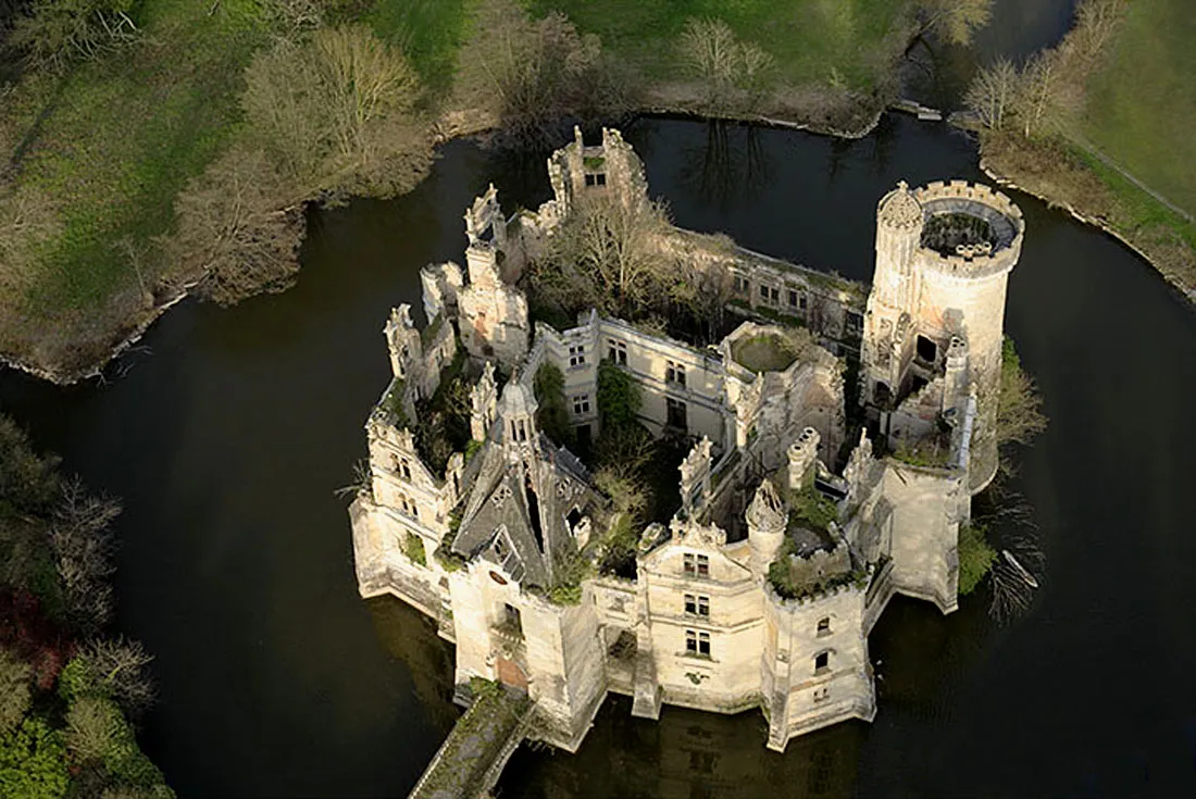 Photo showing: Vue oblique ouest des superbes ruines du Château de La Mothe-Chandeniers.