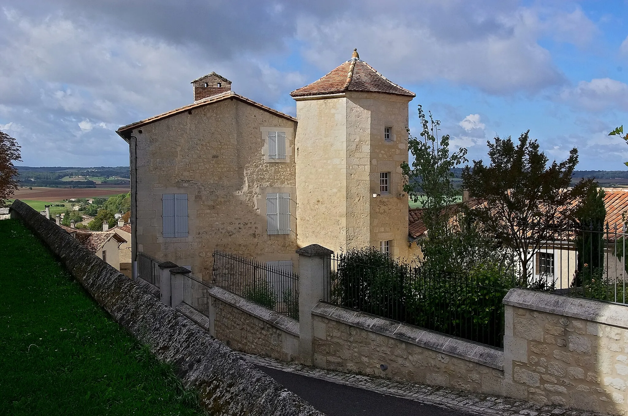 Photo showing: Former rectory, previously the seneschal's house (built 15th or 16th century), Villebois-Lavalette, Charente, France