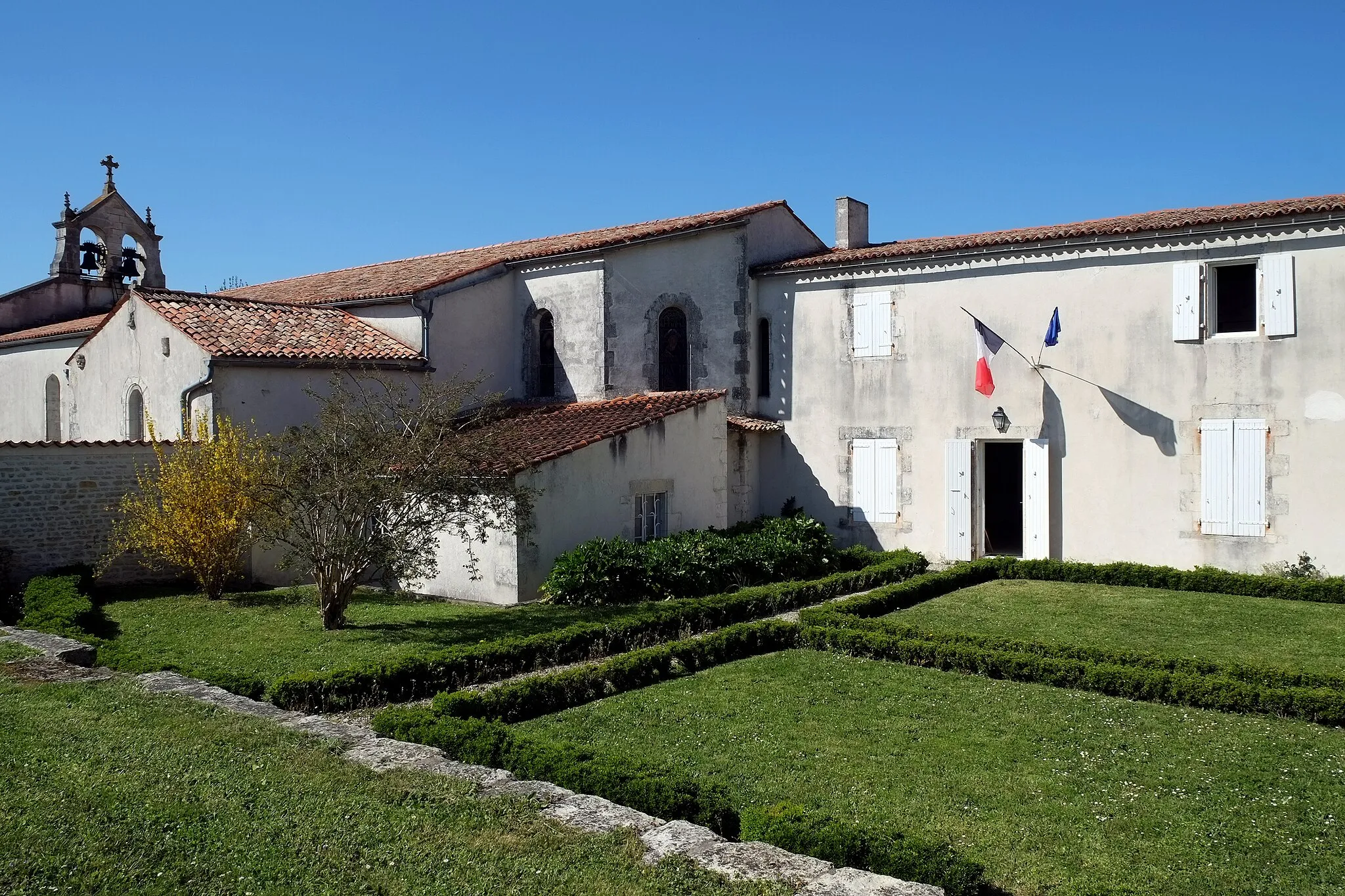 Photo showing: Mairie dans le bâtiment de l'ancienne cure accolée à l'église Saint-Médard Charente-Maritime France