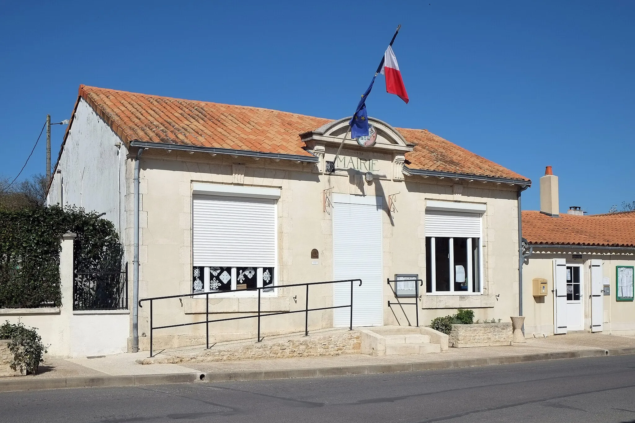 Photo showing: Mairie Montroy Charente-Maritime France