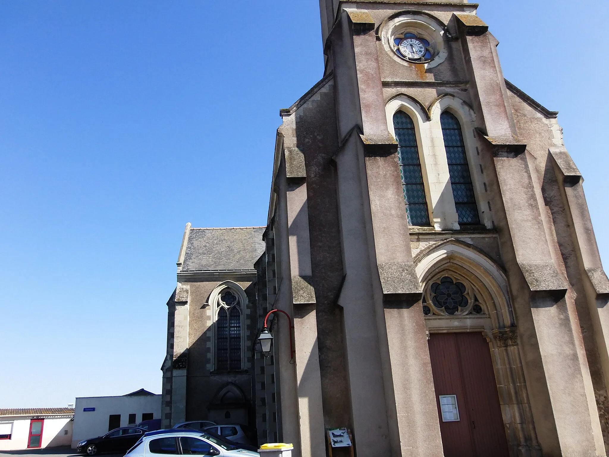 Photo showing: Église Saint-Pierre de Mazières-en-Mauges (Maine-et-Loire, France), paroisse de Notre Dame du Puy aux Lacs. Église du XXe siècle, inscrite à l'Inventaire général du patrimoine culturel (IA49004275). Juillet 2015.