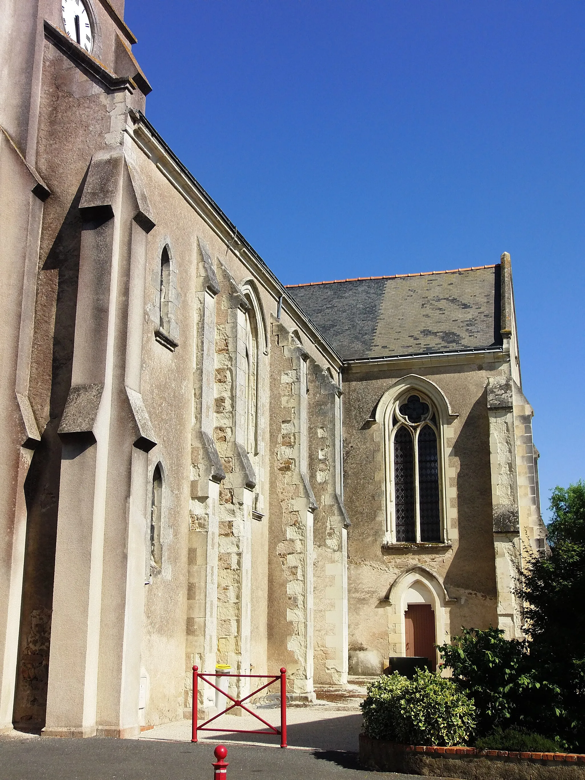 Photo showing: Église Saint-Pierre de Mazières-en-Mauges (Maine-et-Loire, France), paroisse de Notre Dame du Puy aux Lacs. Église du XXe siècle, inscrite à l'Inventaire général du patrimoine culturel (IA49004275). Juillet 2015.