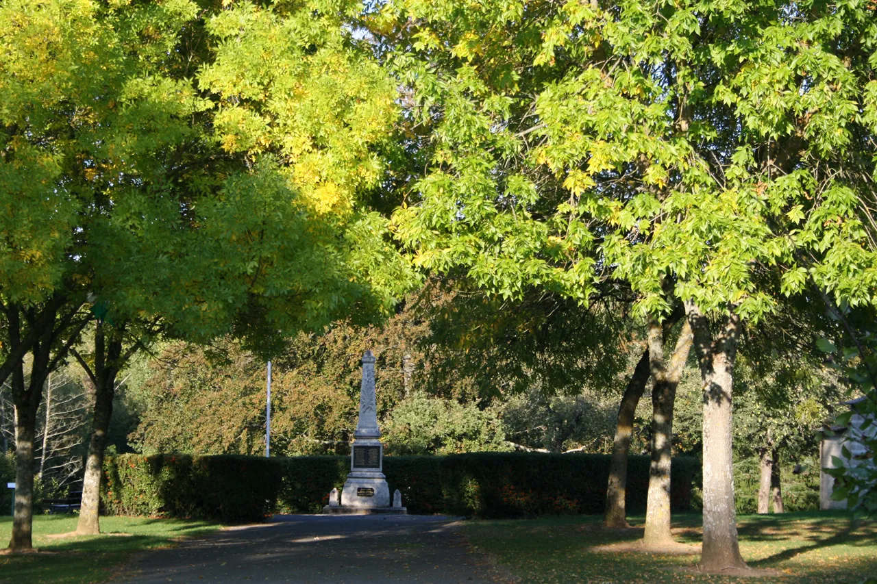 Photo showing: Monument aux morts de Coulombiers