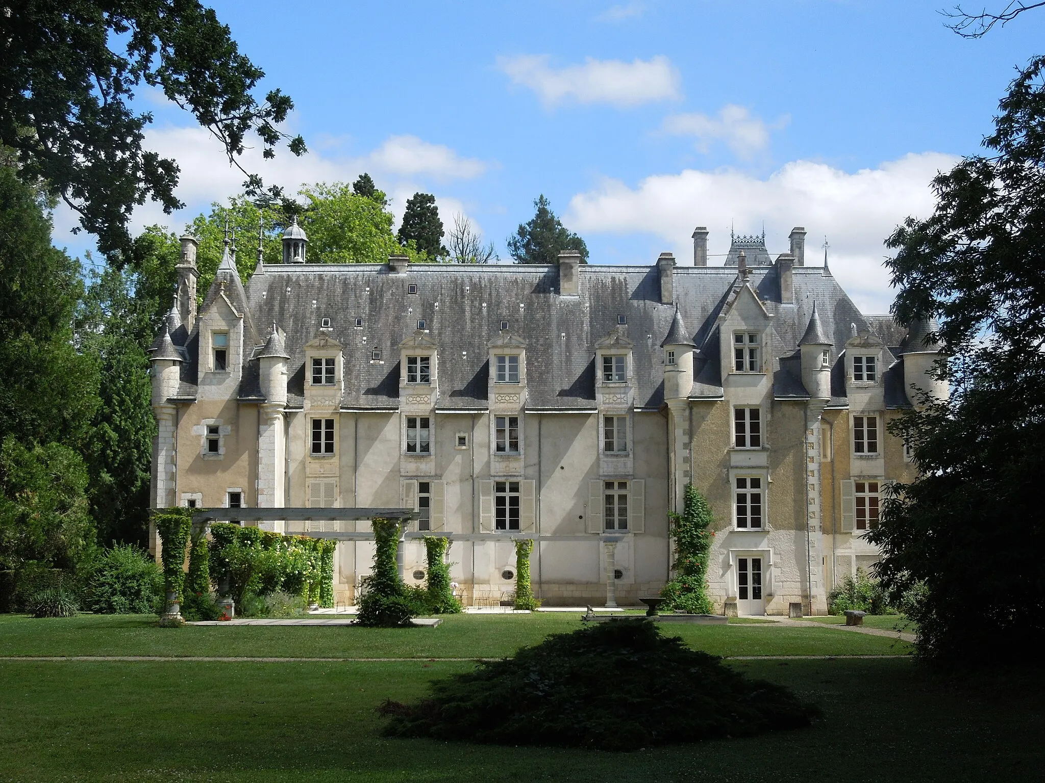 Photo showing: Chateau St. Julien, westside (July 2012)