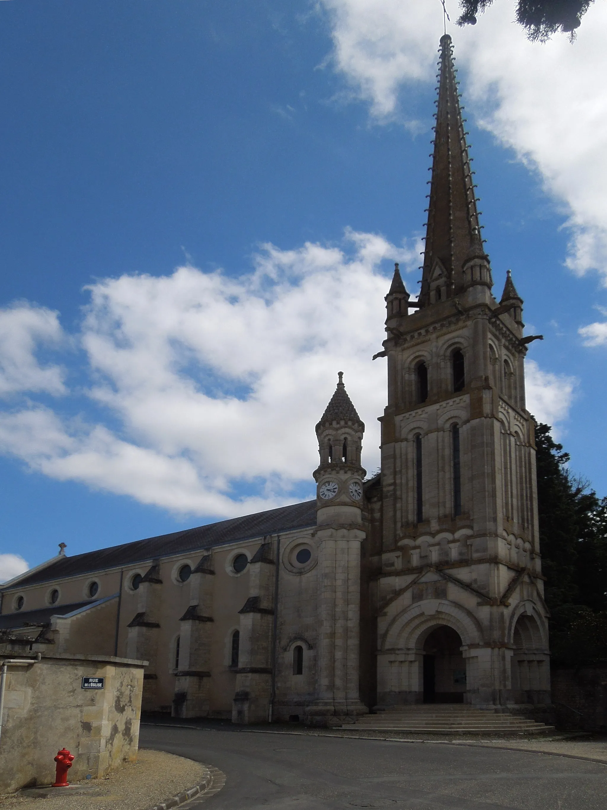 Photo showing: Church in Saint-Julien-l'Ars (July 2012)