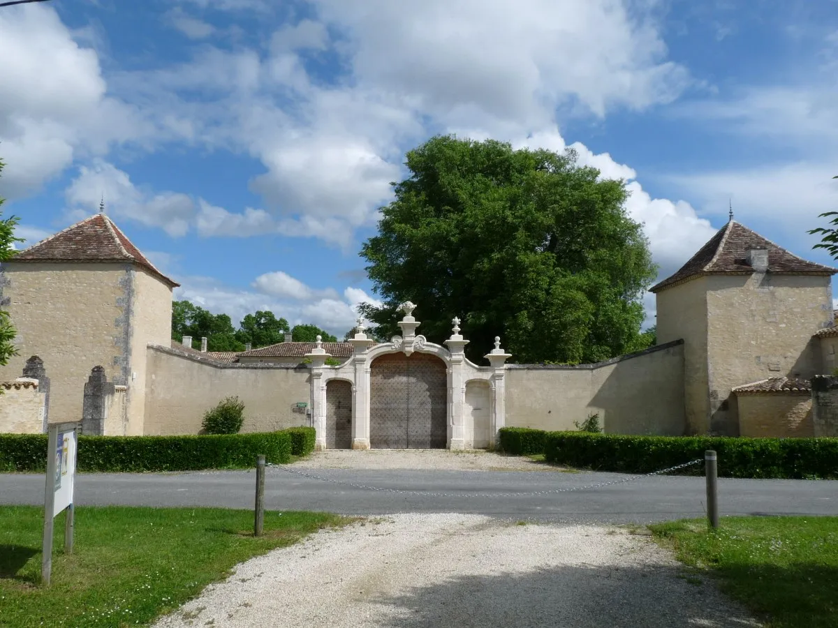 Photo showing: Entrée du logis du Portal, Vars, Charente, France