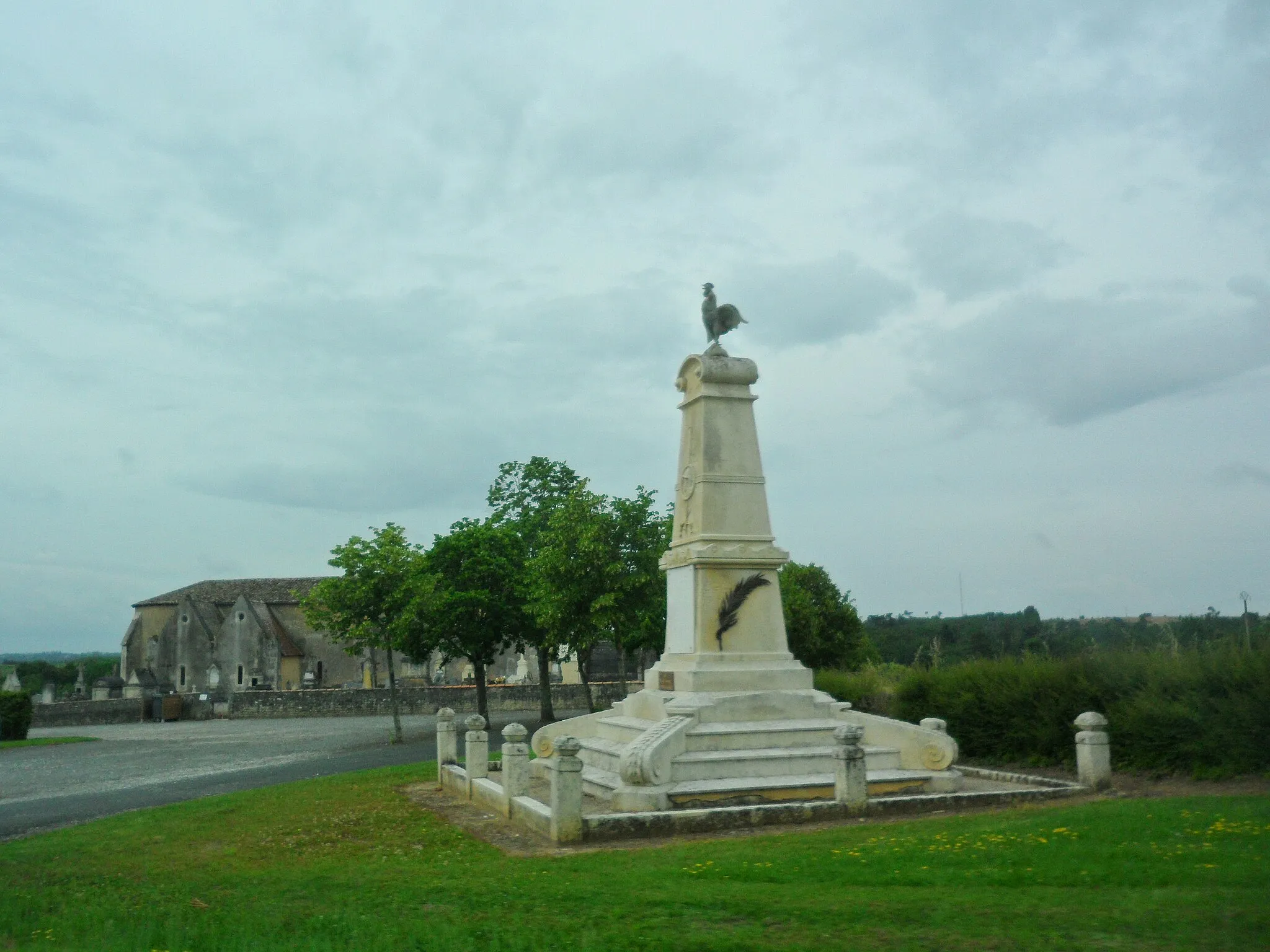 Photo showing: Monument au mort et église de Courpignac