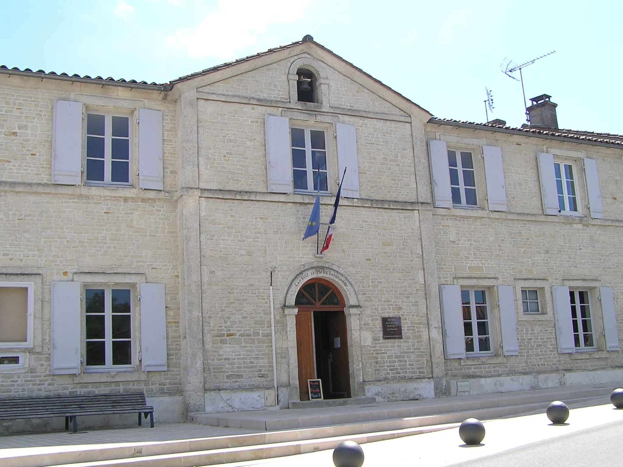 Photo showing: mairie de Saint-Fraigne
