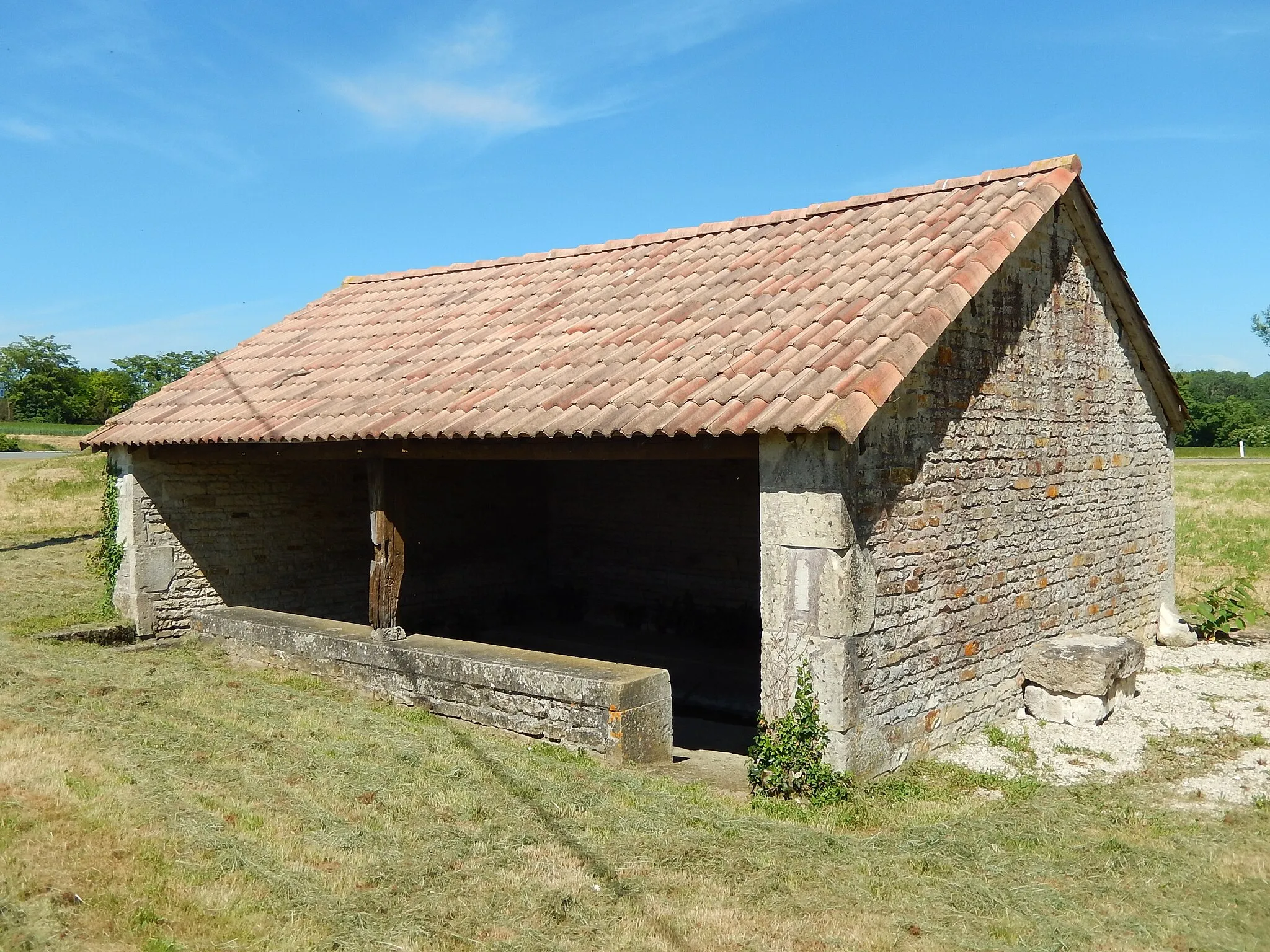 Photo showing: Le lavoir des Maisons Blanches, dans la commune de Loubillé.