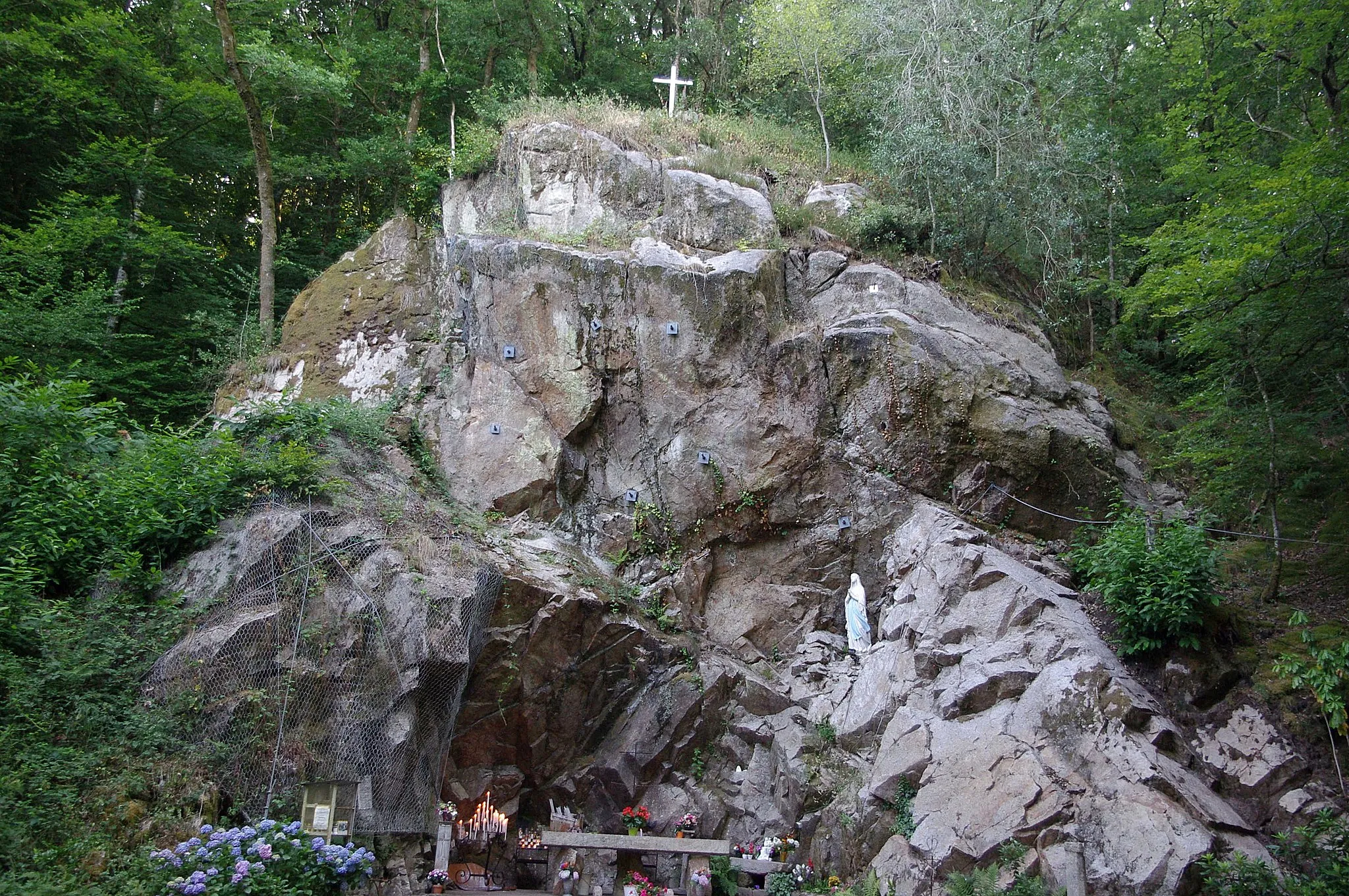 Photo showing: Sanctuaire Notre Dame de la Paix, la grotte - Saint Auvent, Haute Vienne.