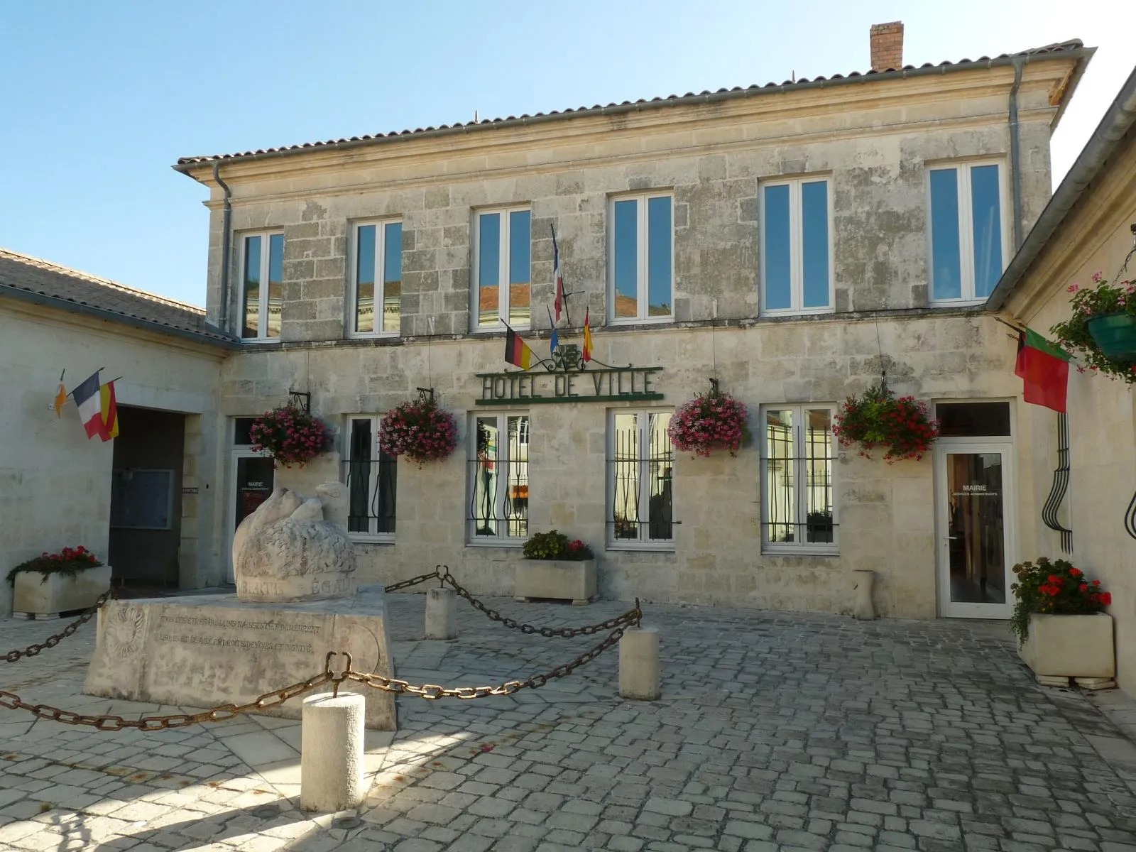 Photo showing: town hall of Montendre, Charente-Maritime, SW France