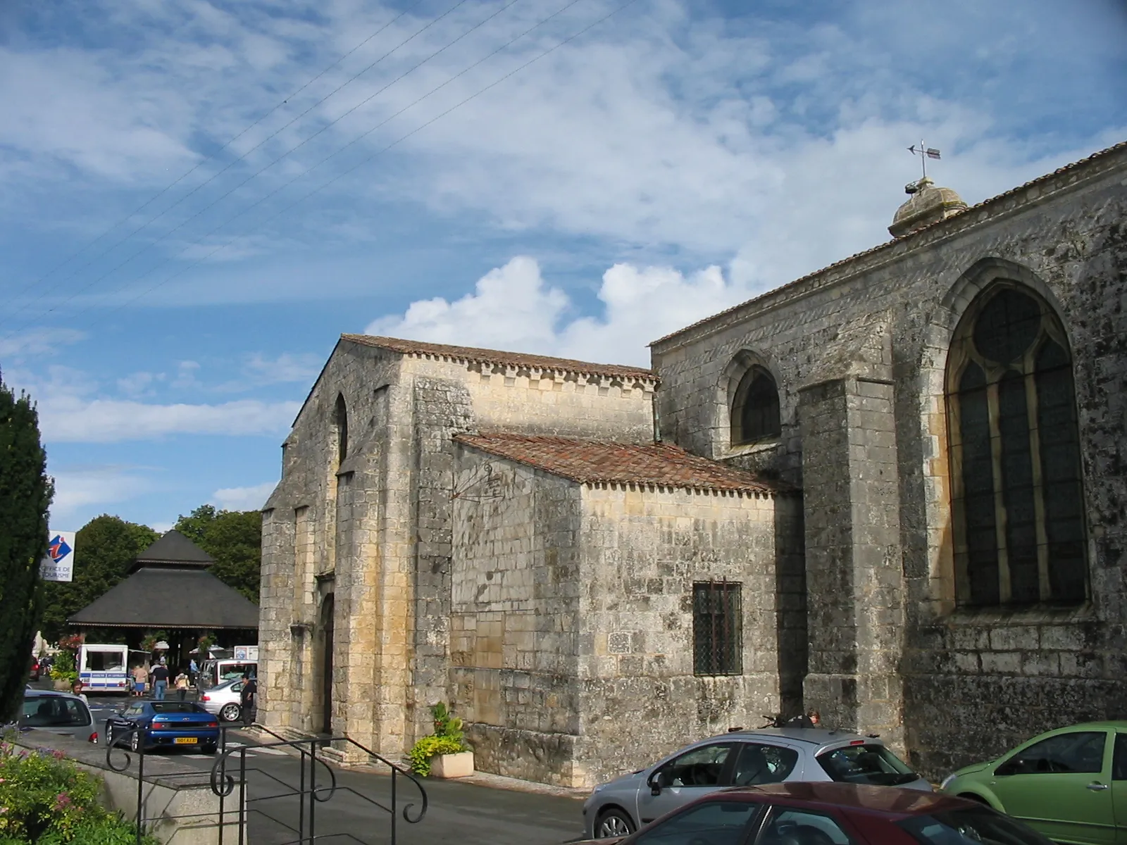 Photo showing: Église de Saint-Georges d'Oléron (XI au XII siècle) bâtie par Aliénor d'Aquitaine. Olivier2000 est l'auteur du cliché pris en août 2006.