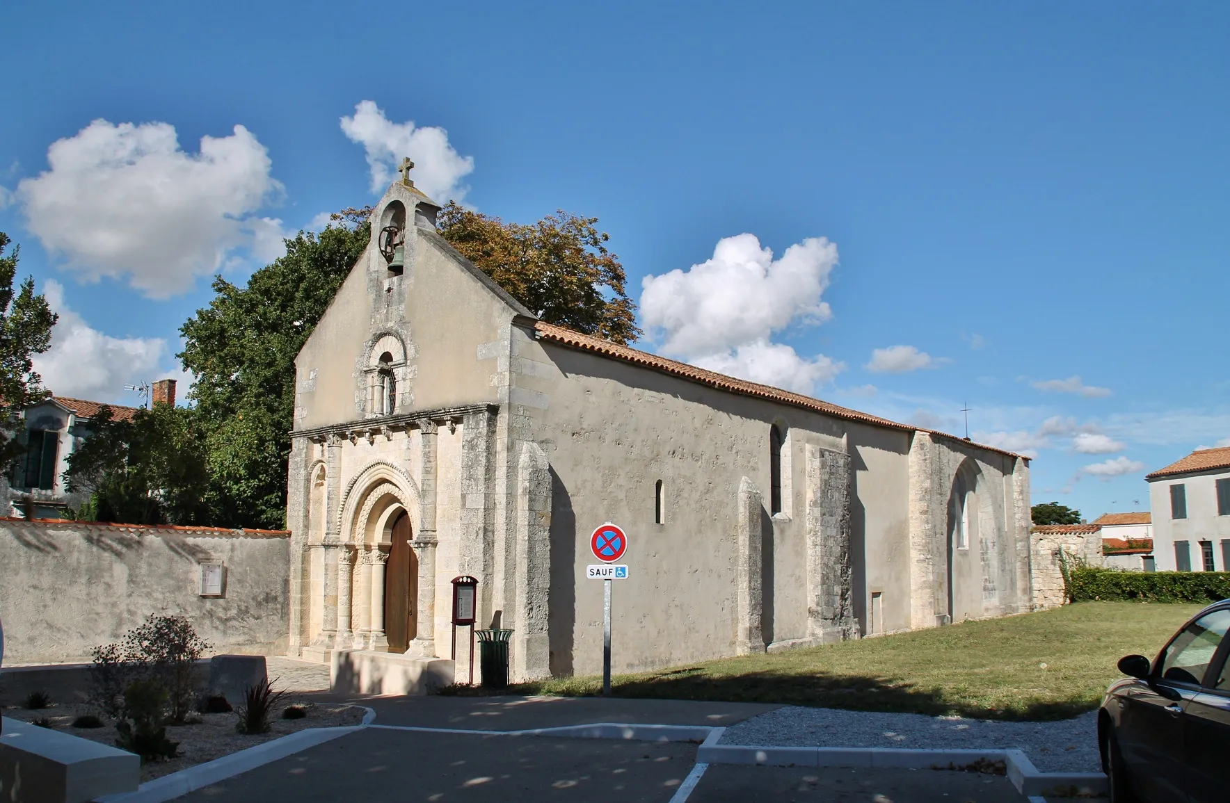 Photo showing: église St Rogatien