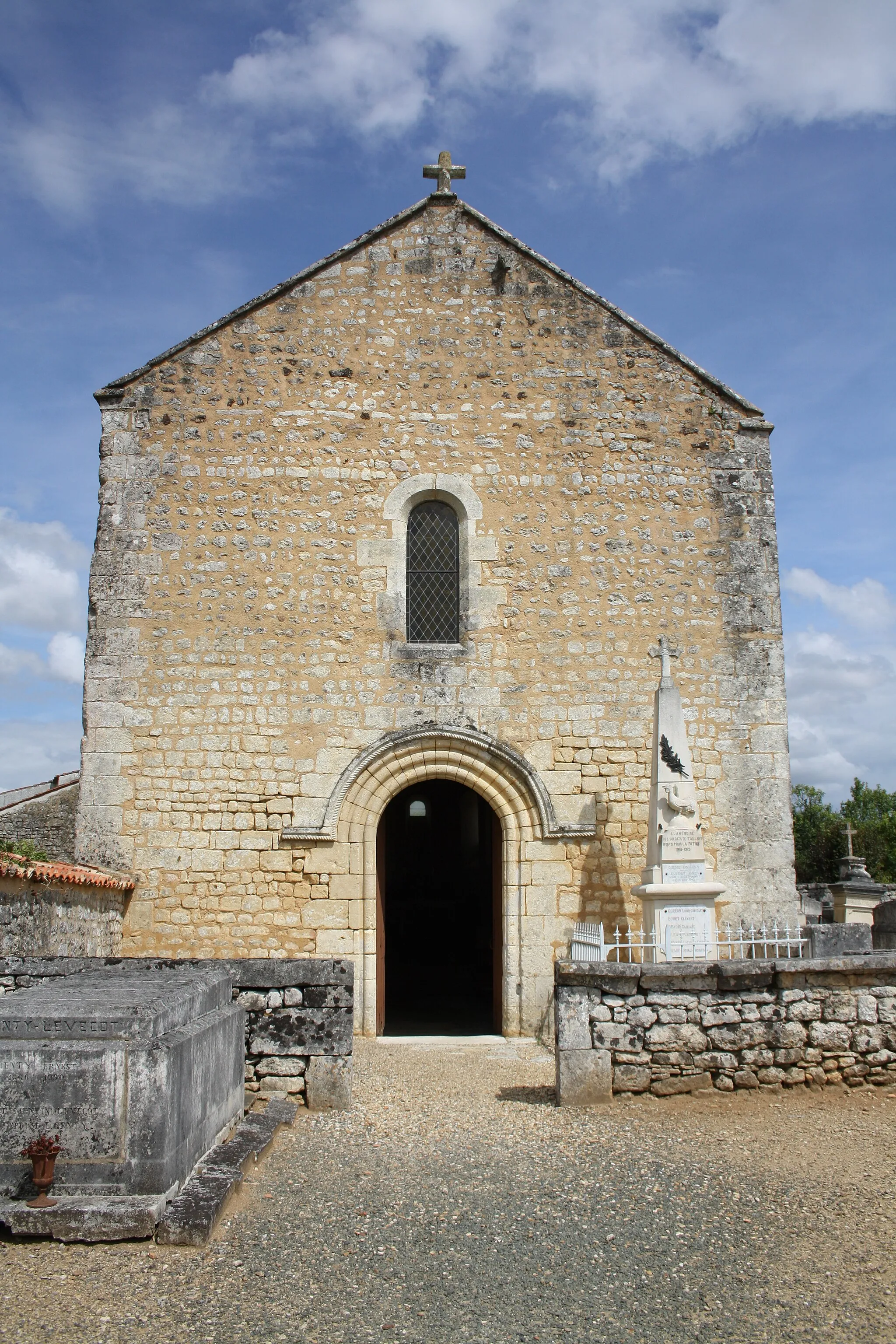 Photo showing: Église Saint-Martin de Taillant (Charente-Maritime, France).