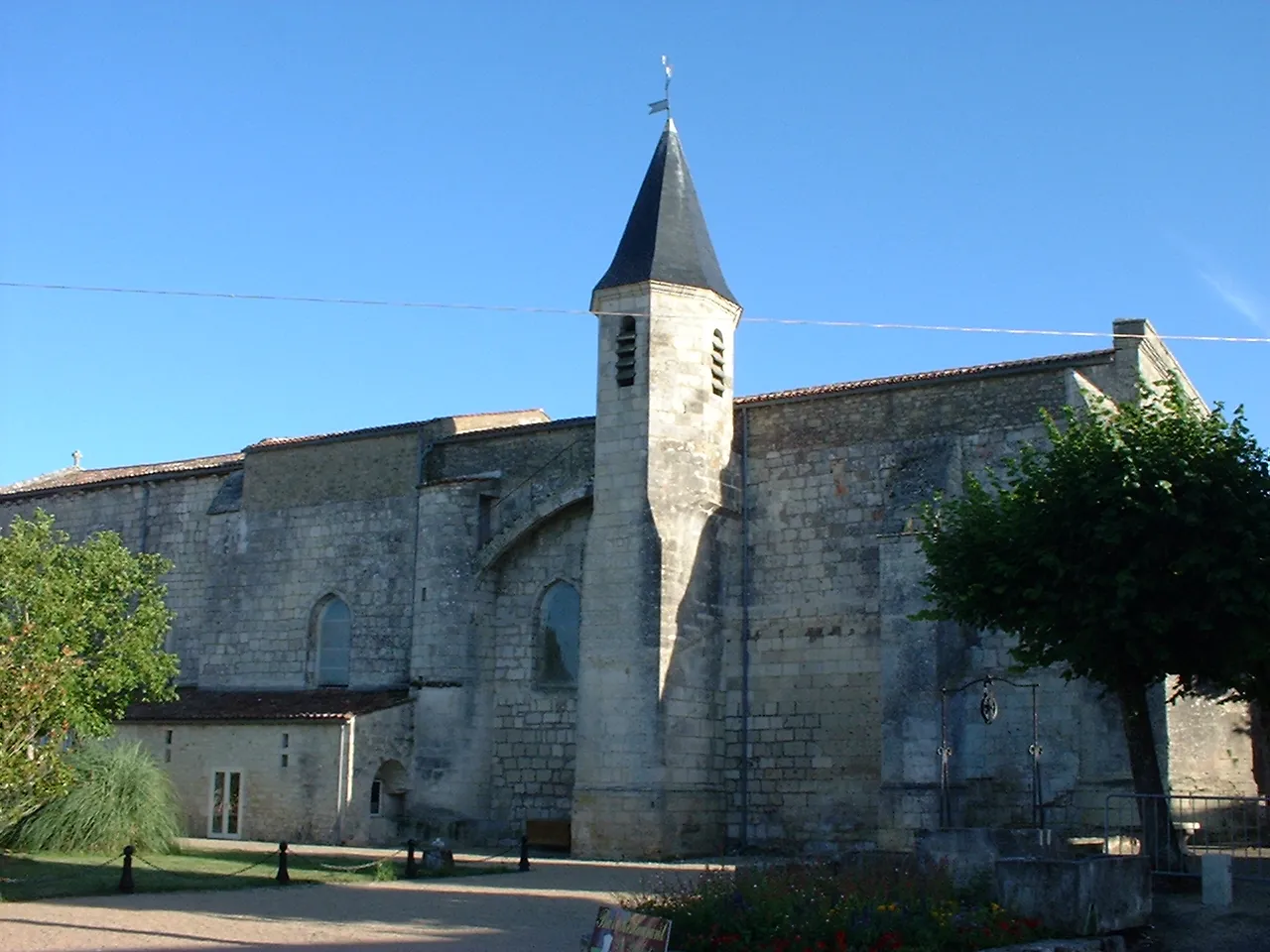 Photo showing: Église saint Vincent d'Épargnes
Photographie personelle du 13 aout 2004 à 19h36

NaSH 15 août 2004 à 19:07 (CEST)