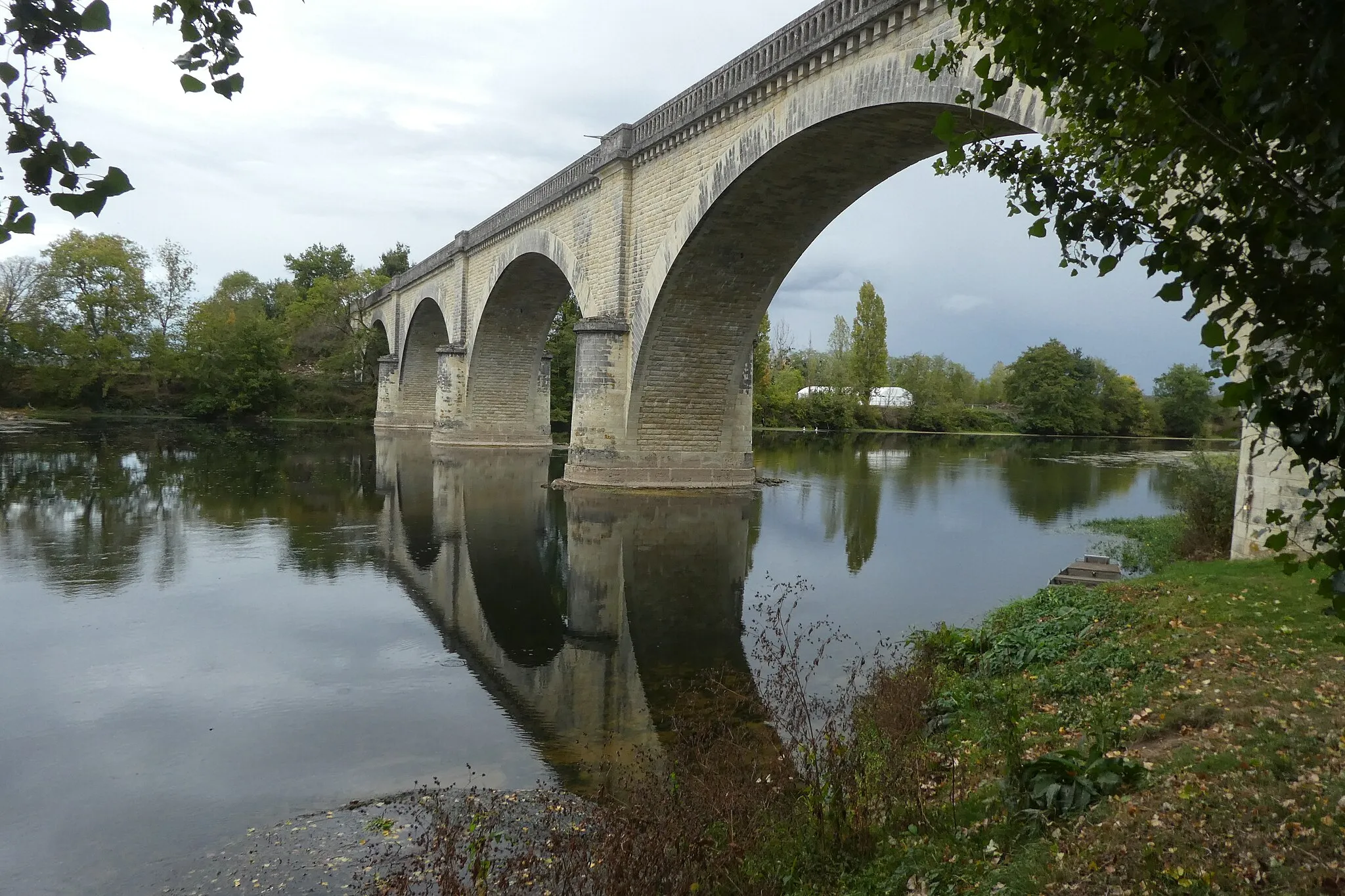 Photo showing: Le Pont sur la Creuse de l'ancienne ligne de Chatellerault à Launay.