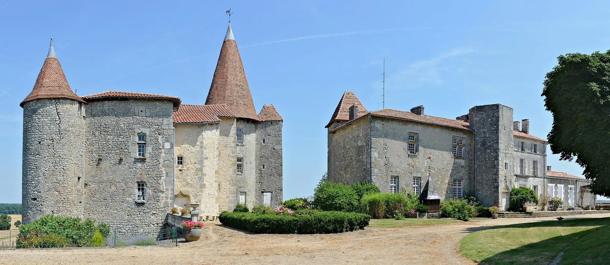 Photo showing: This building is inscrit au titre des monuments historiques de la France. It is indexed in the base Mérimée, a database of architectural heritage maintained by the French Ministry of Culture, under the reference PA00104302 .