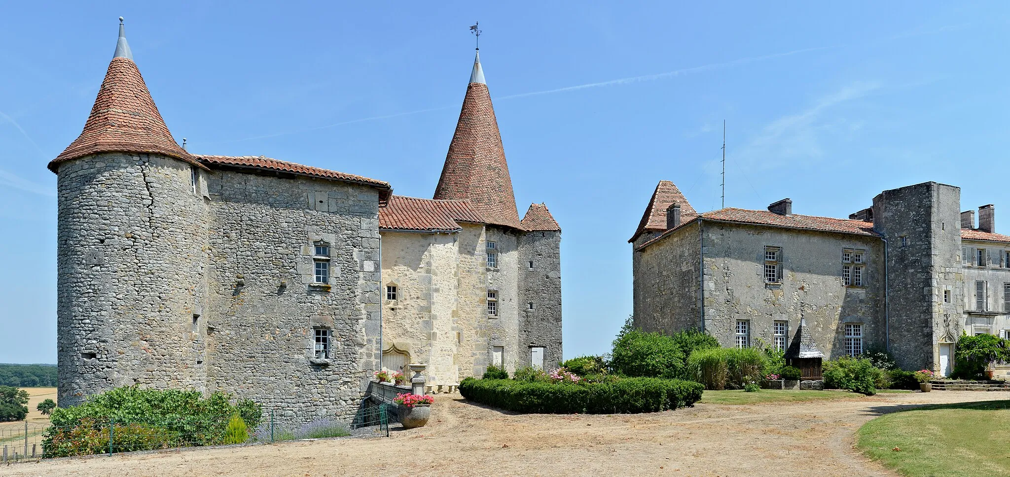 Photo showing: This building is inscrit au titre des monuments historiques de la France. It is indexed in the base Mérimée, a database of architectural heritage maintained by the French Ministry of Culture, under the reference PA00104302 .