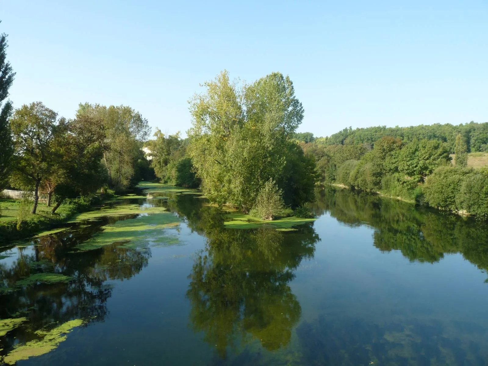 Photo showing: la Charente vue vers l'aval depuis le Pont de la Meure, Nersac (16), France