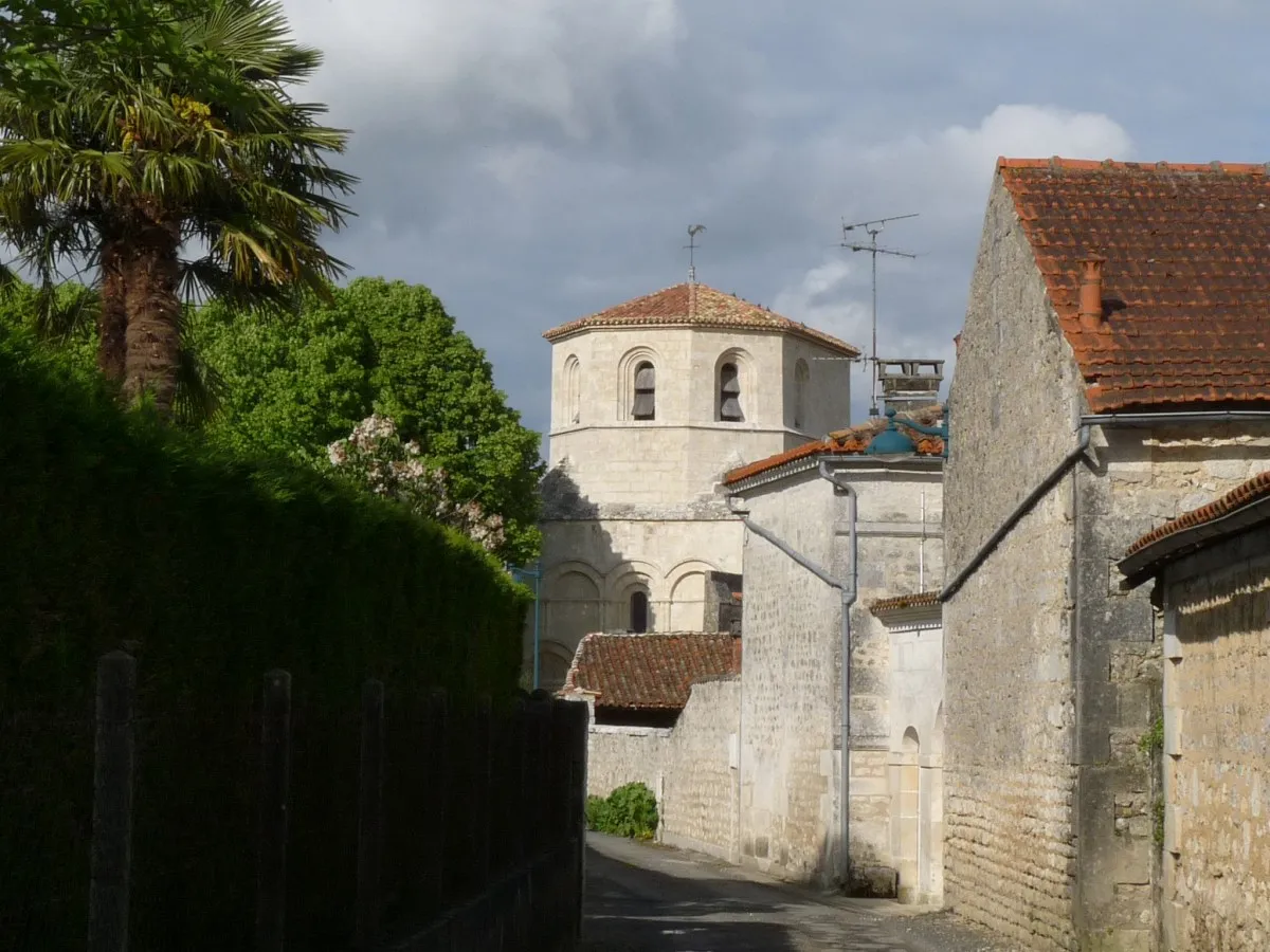 Photo showing: Rue de l'église de St-Saturnin, Charente, France