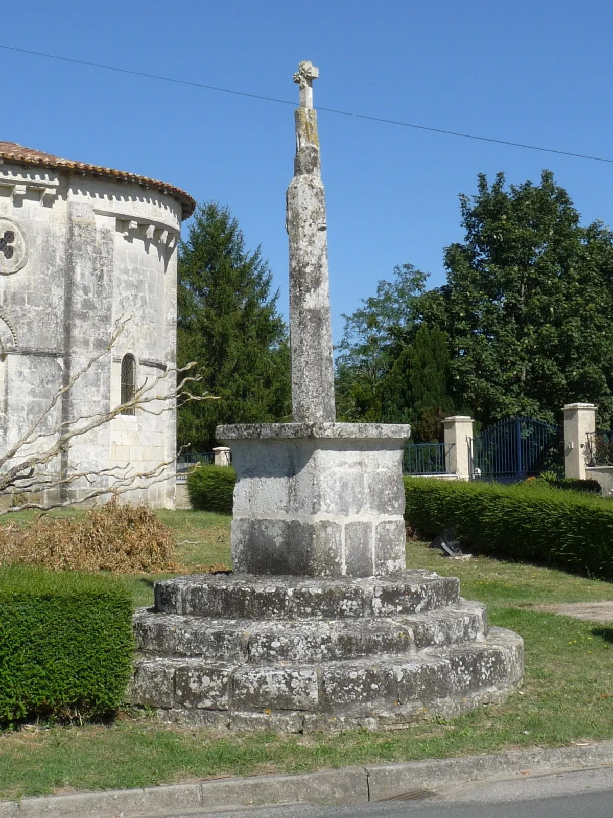 Photo showing: Croix près de l'église, Allas-Bocage, Charente-Maritime, France