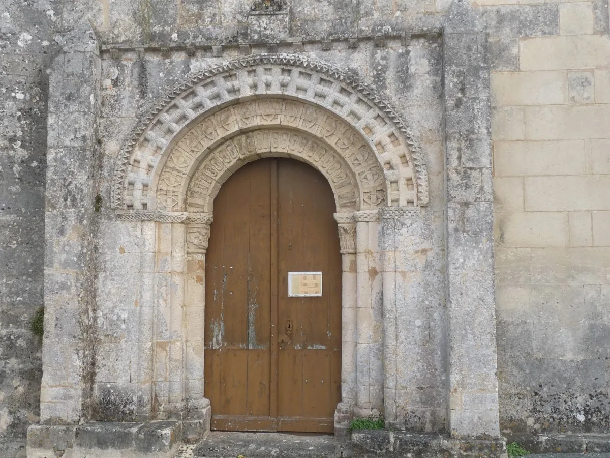 Photo showing: Portail de l'église de St-Georges-des-Agoûts, Charente-Maritime, France