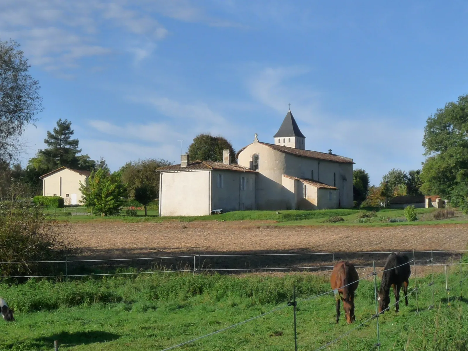 Photo showing: Vue du bourg et église de Vanzac, Charente-Maritime, France