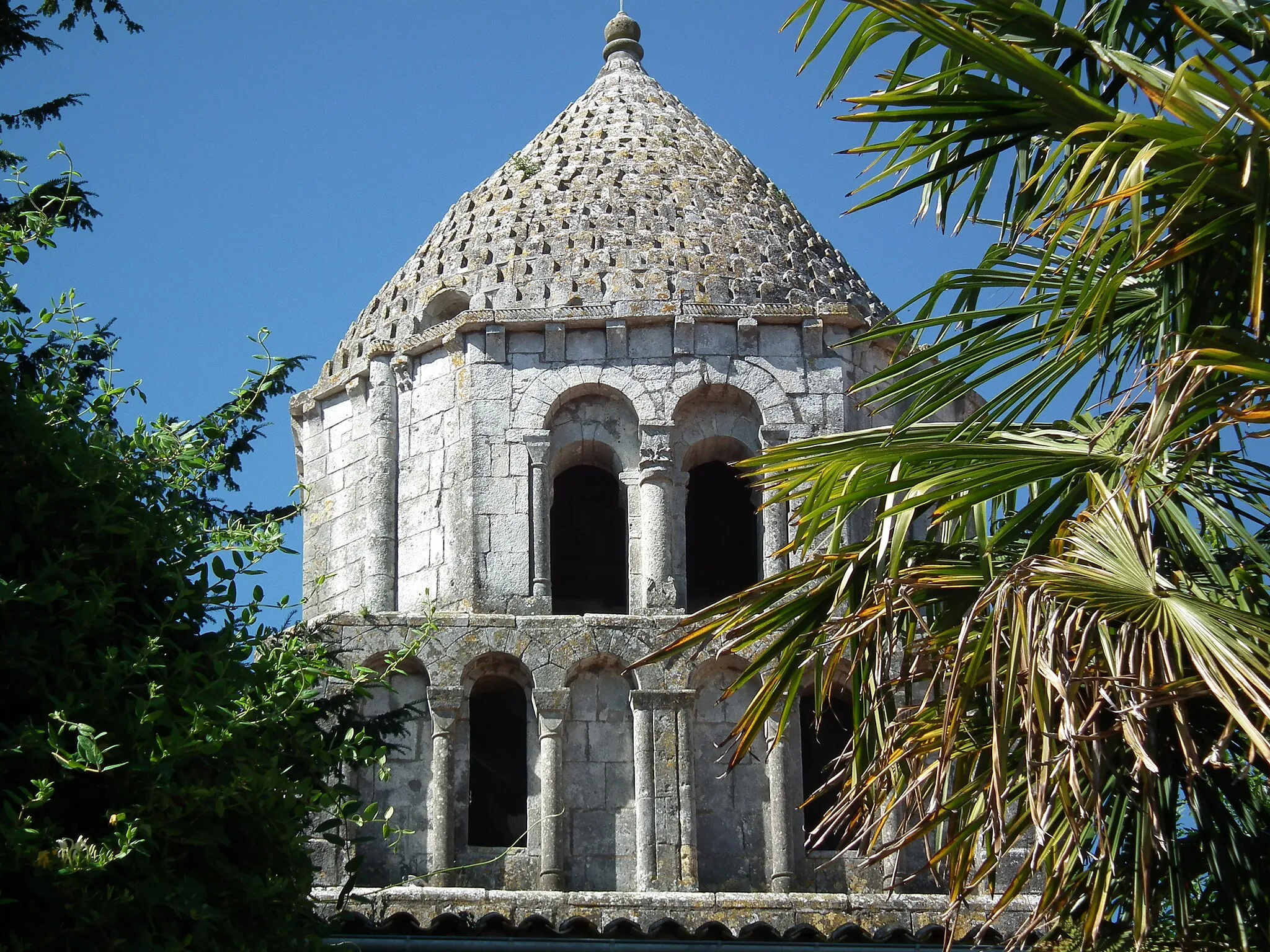 Photo showing: Clocher " en pomme de pin " de l'église de Nieul-le-Virouil