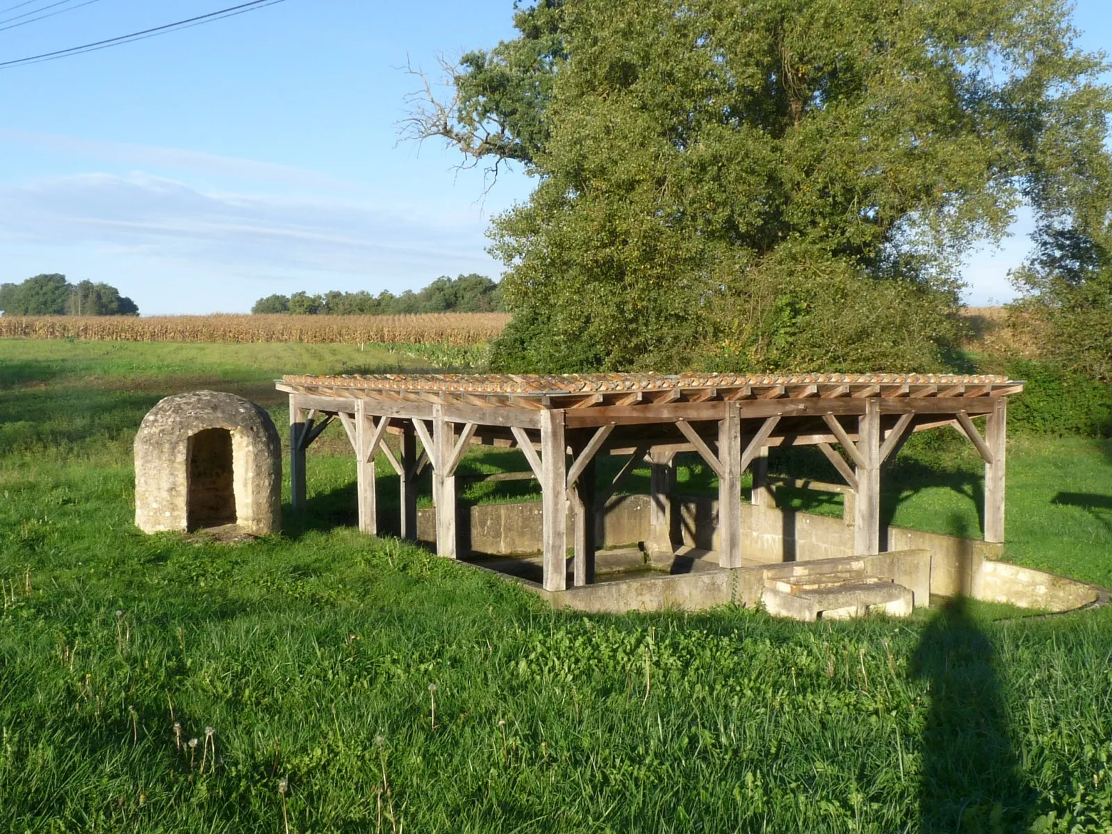 Photo showing: Lavoir sur la route de Chatenet et de Polignac, Jussas, Charente-Maritime, France