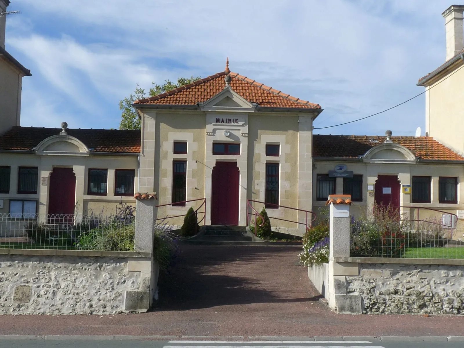 Photo showing: Mairie de Léoville, Charente-Maritime, France