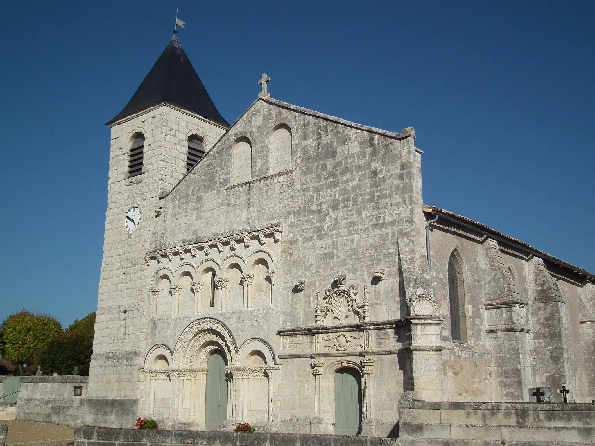 Photo showing: This building is classé au titre des monuments historiques de la France. It is indexed in the base Mérimée, a database of architectural heritage maintained by the French Ministry of Culture, under the reference PA00104691 .