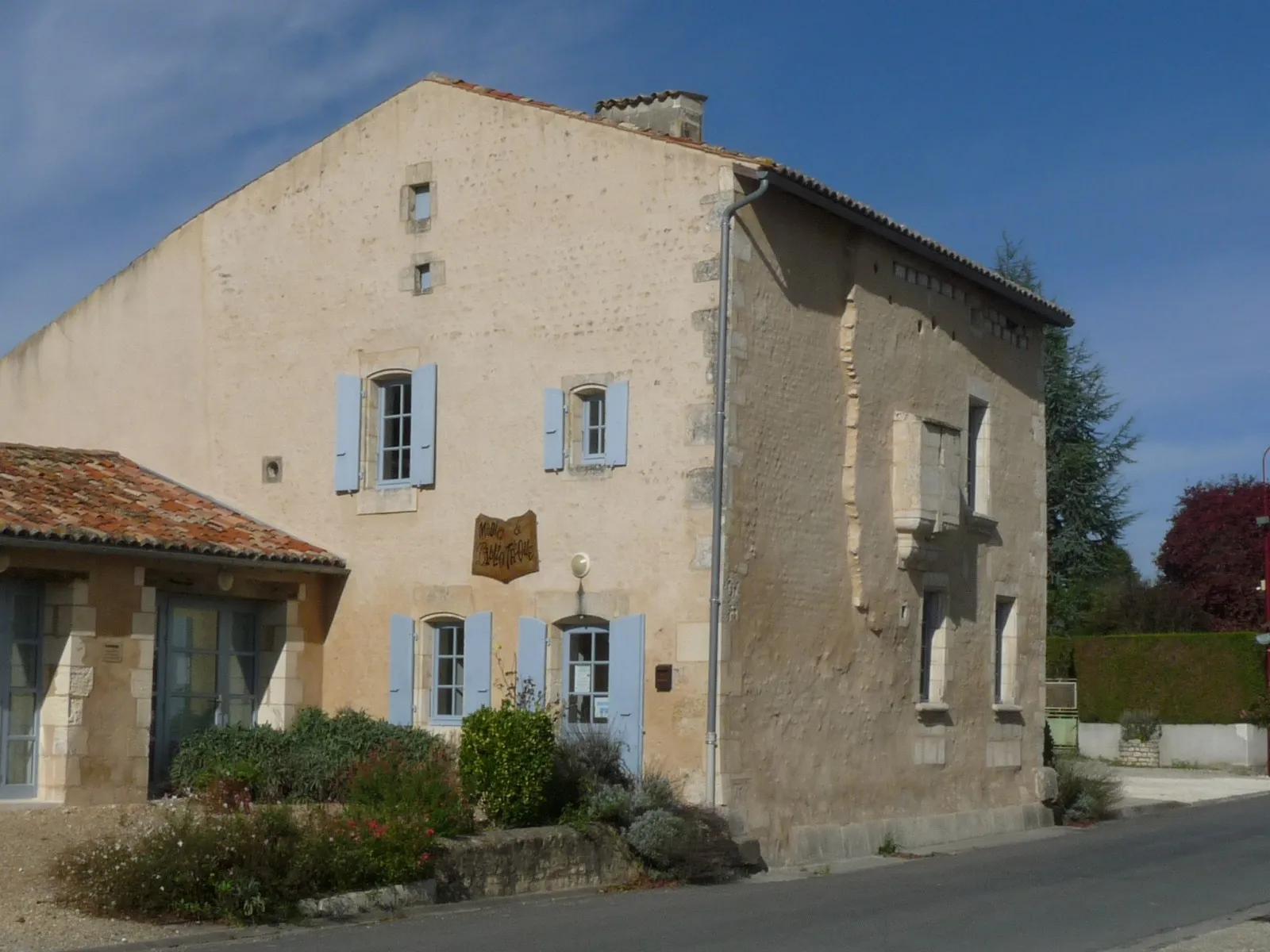 Photo showing: Bibliothèque dans maison ancienne, Fontaines-d'Ozillac, Charente-Maritime, France