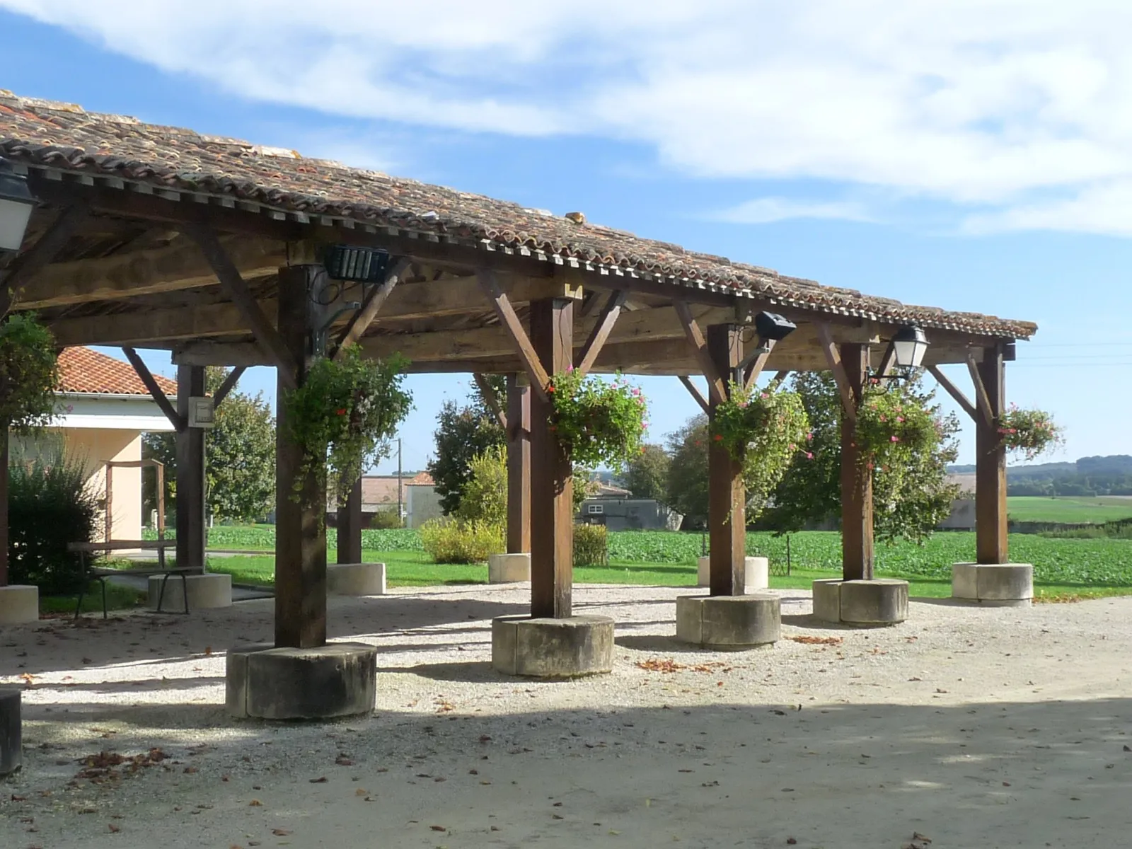 Photo showing: Halles, Fontaines-d'Ozillac, Charente-Maritime, France