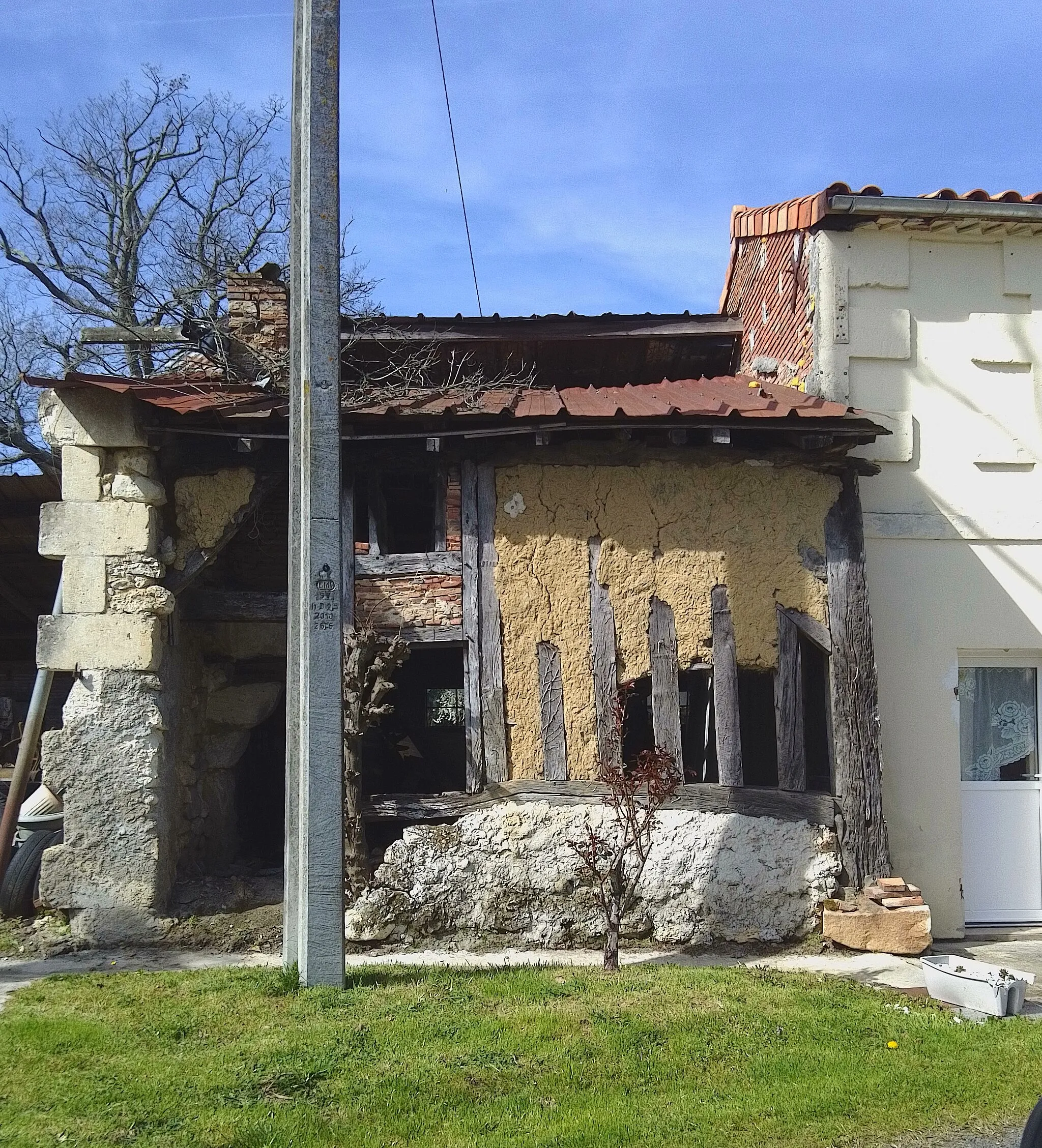 Photo showing: Vestiges de la maison à colombages de Lampiat