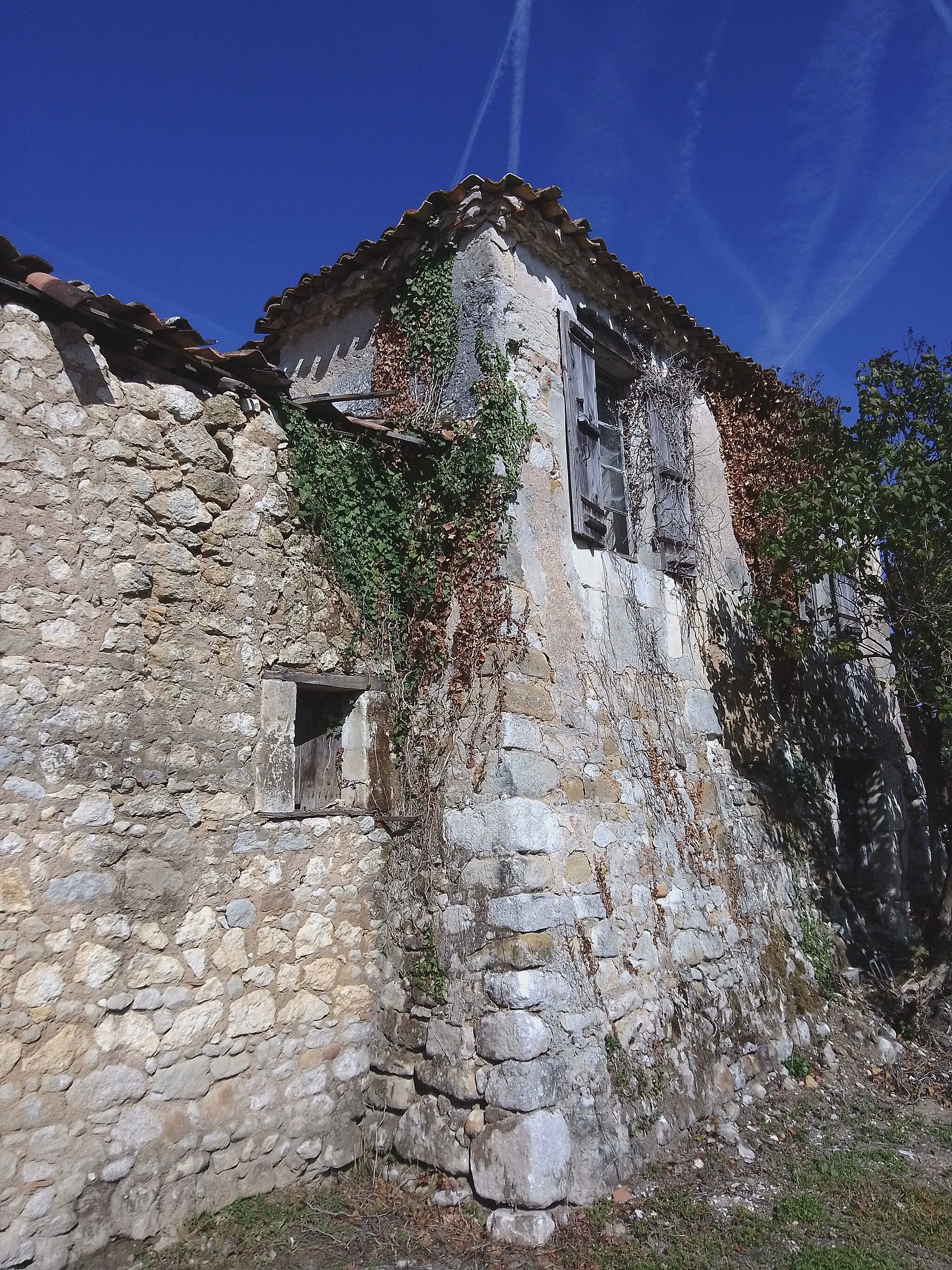 Photo showing: Base carrée de l'ancien pavillon du logis de Montville.