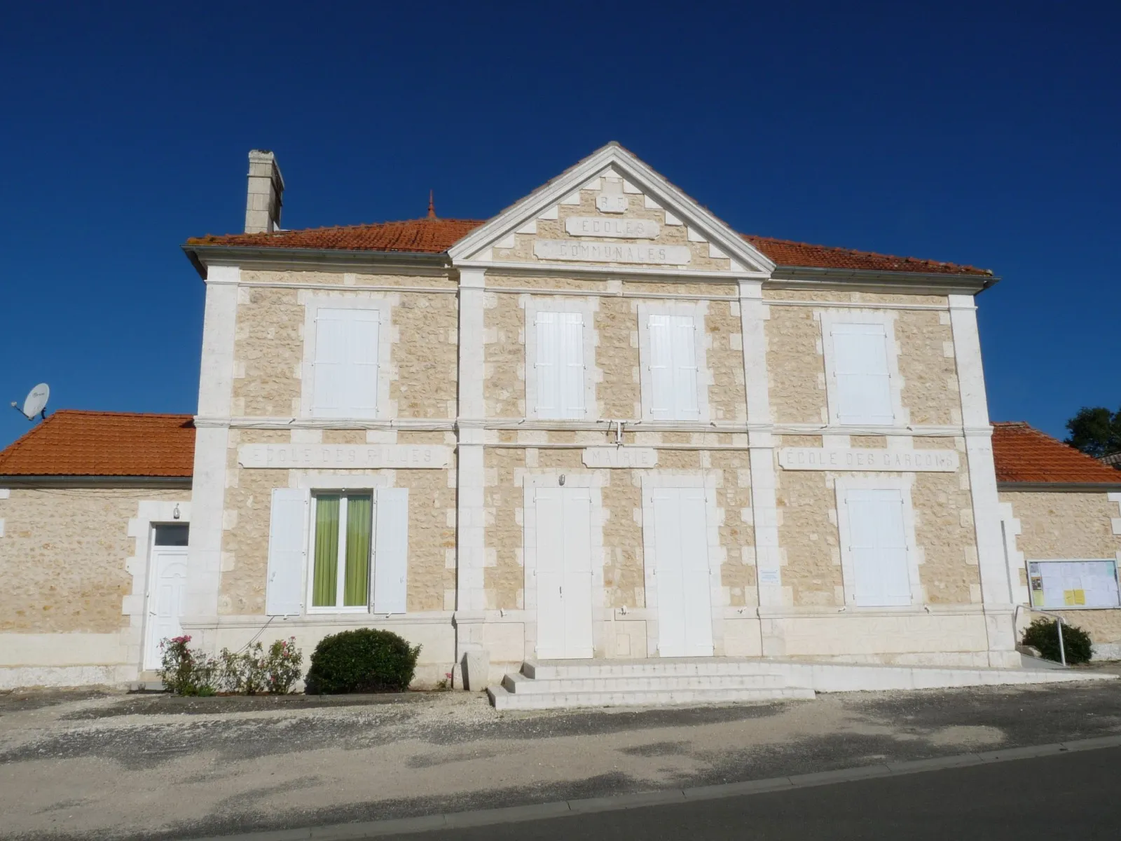 Photo showing: Mairie de Neuvicq, Charente-Maritime, France