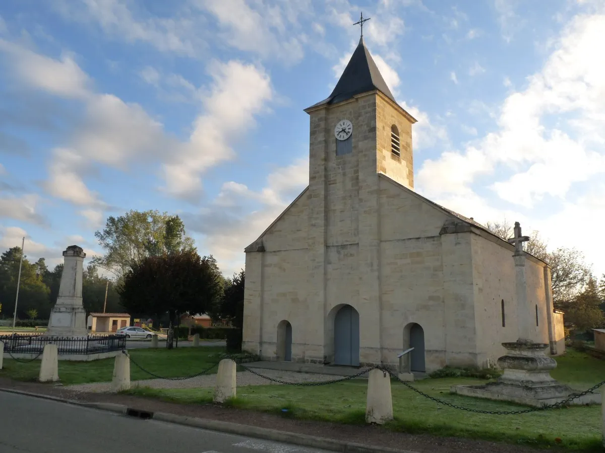 Photo showing: Eglise et monument aux morts de Bedenac, Charente-Maritime, France