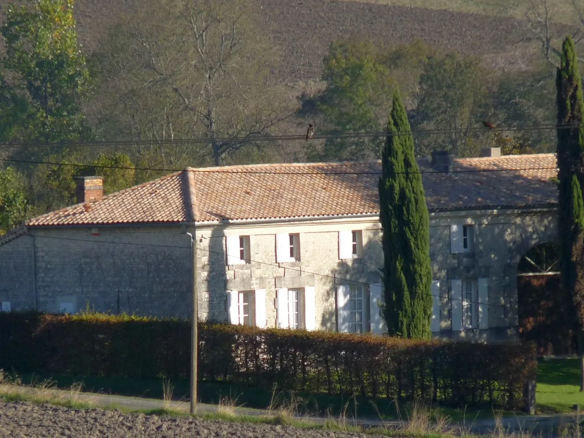 Photo showing: Demeure typiquement charentaise au pied du bourg de Chatenet (Charente-Maritime, France), au lieu-dit "aux Banches"