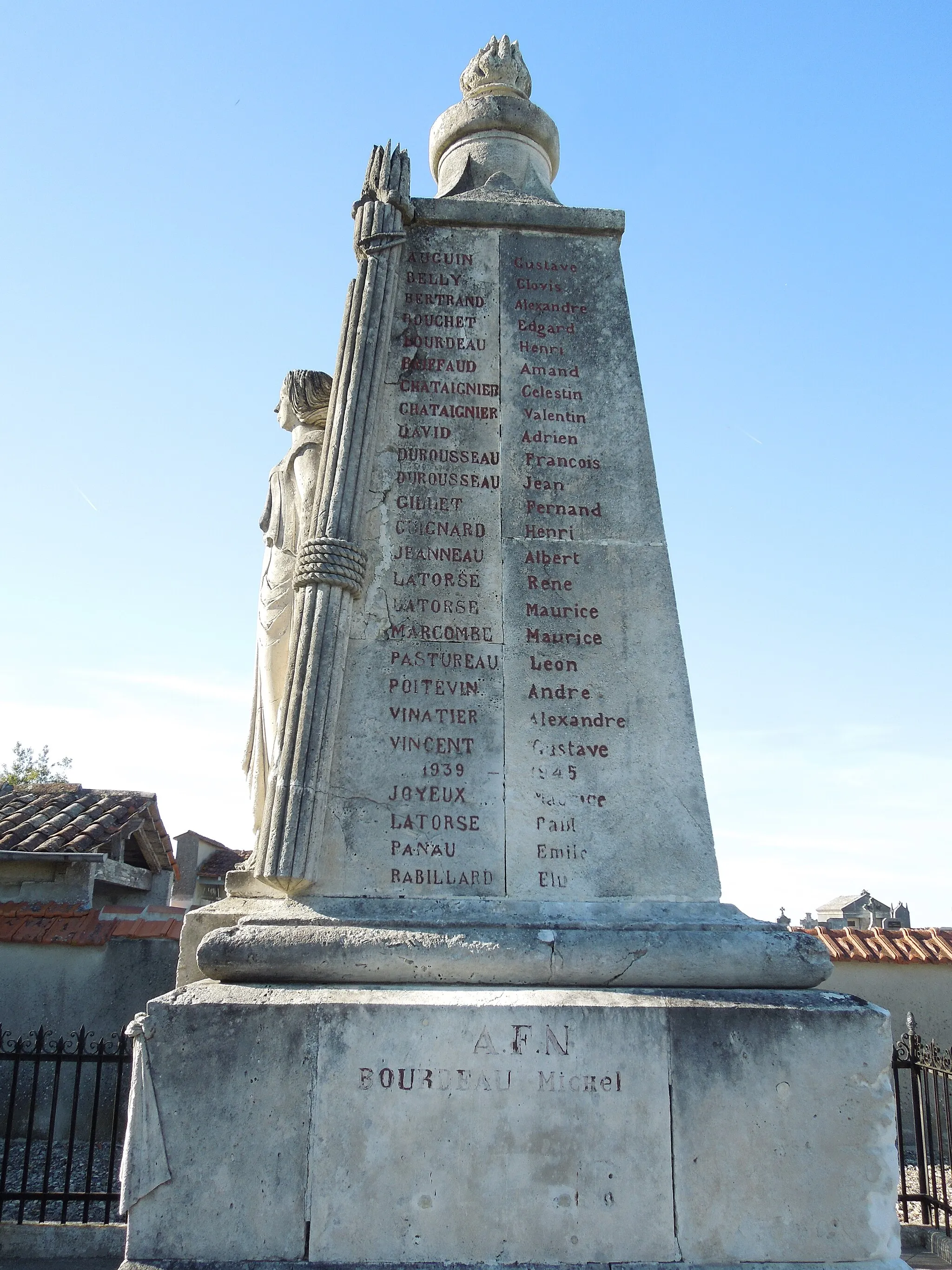 Photo showing: Sainte-Lheurine, war memorial