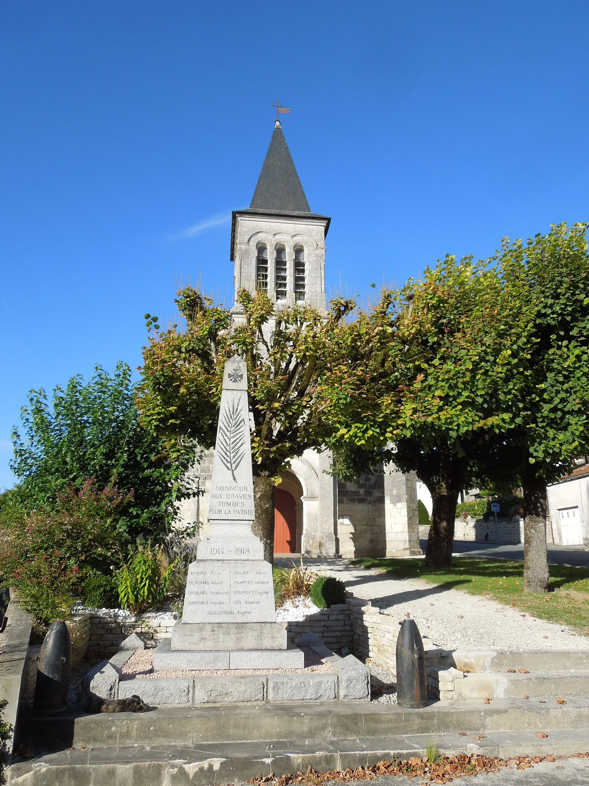 Photo showing: Saint-Maigrin, church and war memorial