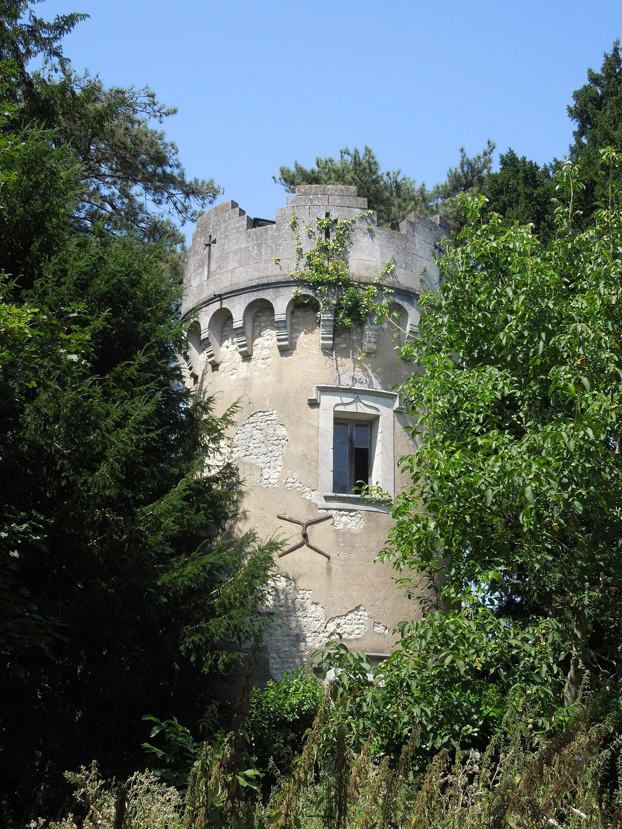 Photo showing: Turm der während der frz. Revolution zerstörten Burg in Archiac