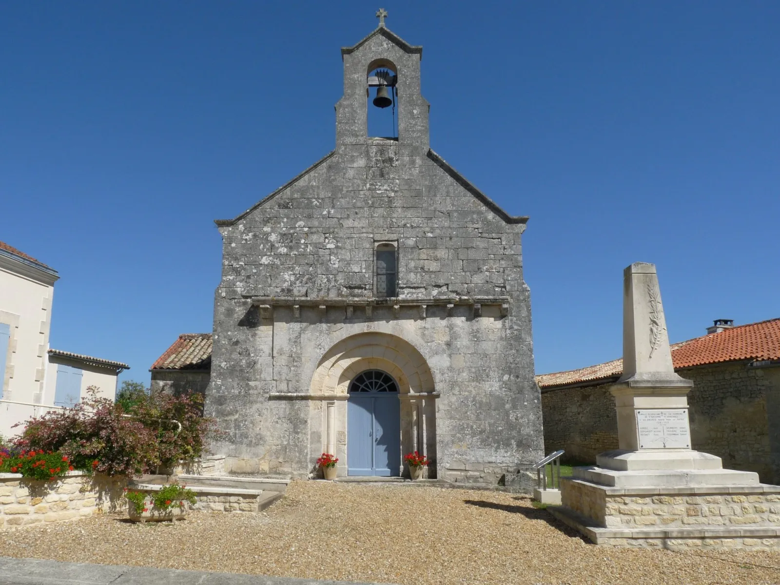 Photo showing: Eglise et monument aux morts, St-Grégoire-d'Ardennes, Charente-Maritime, France