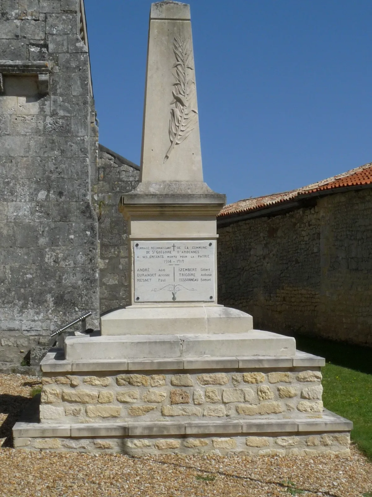 Photo showing: Monument aux morts, St-Grégoire-d'Ardennes, Charente-Maritime, France