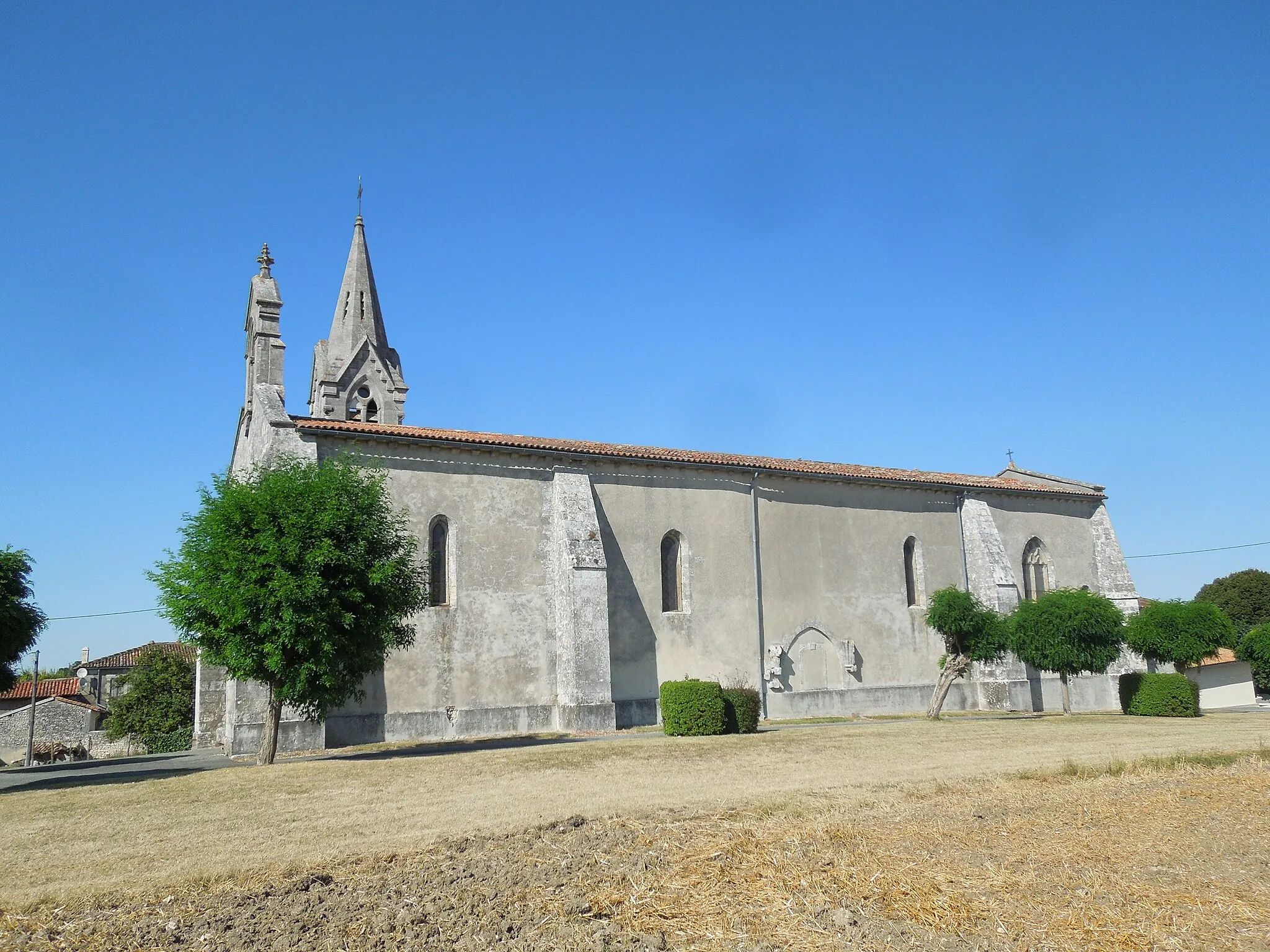 Photo showing: Brie-sous-Archiac, church Notre-Dame, seen from the South