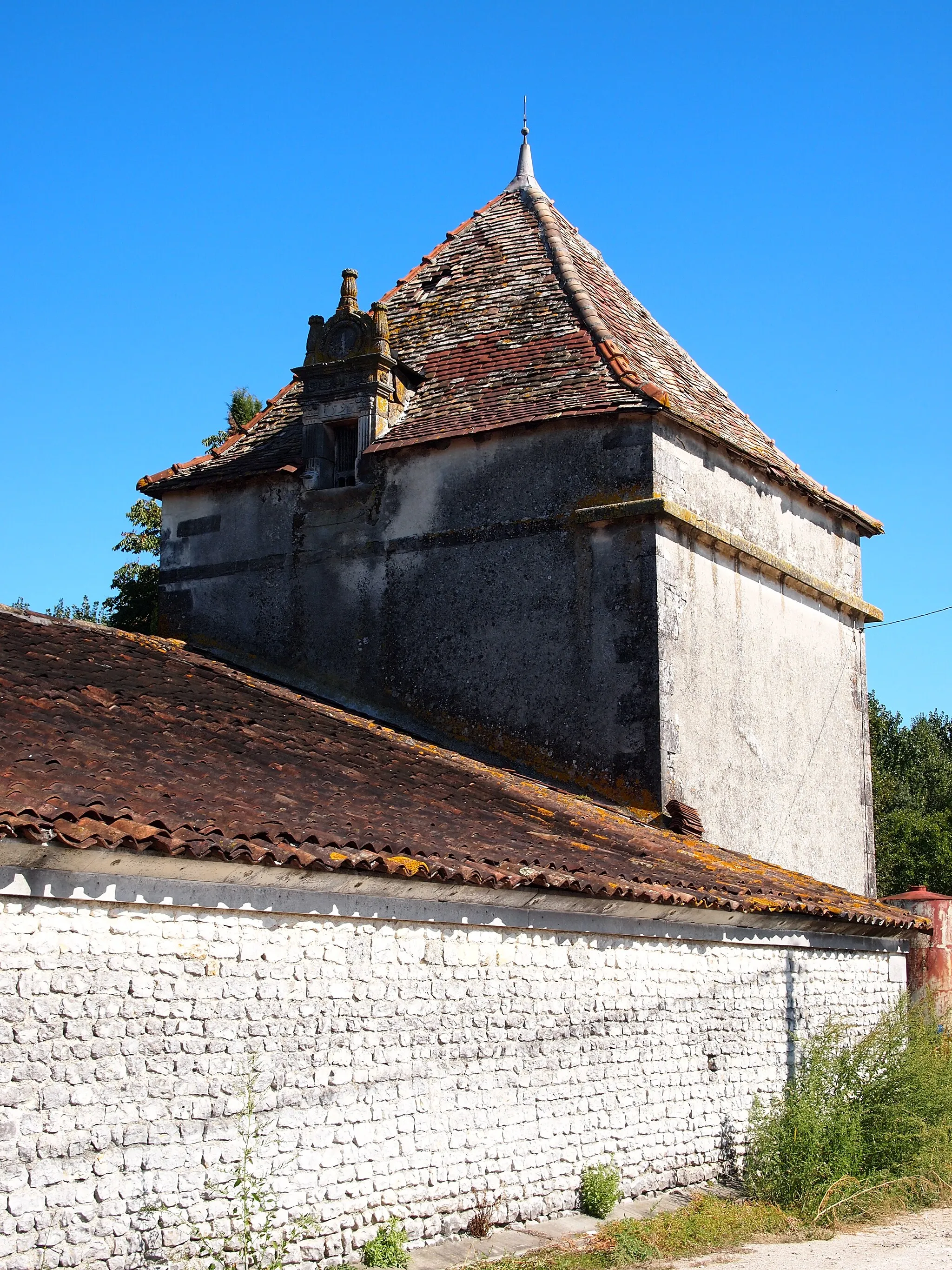 Photo showing: Pigeonnier du logis de Beaulieu à Germignac, en Charente-Maritime, daté de 1595.