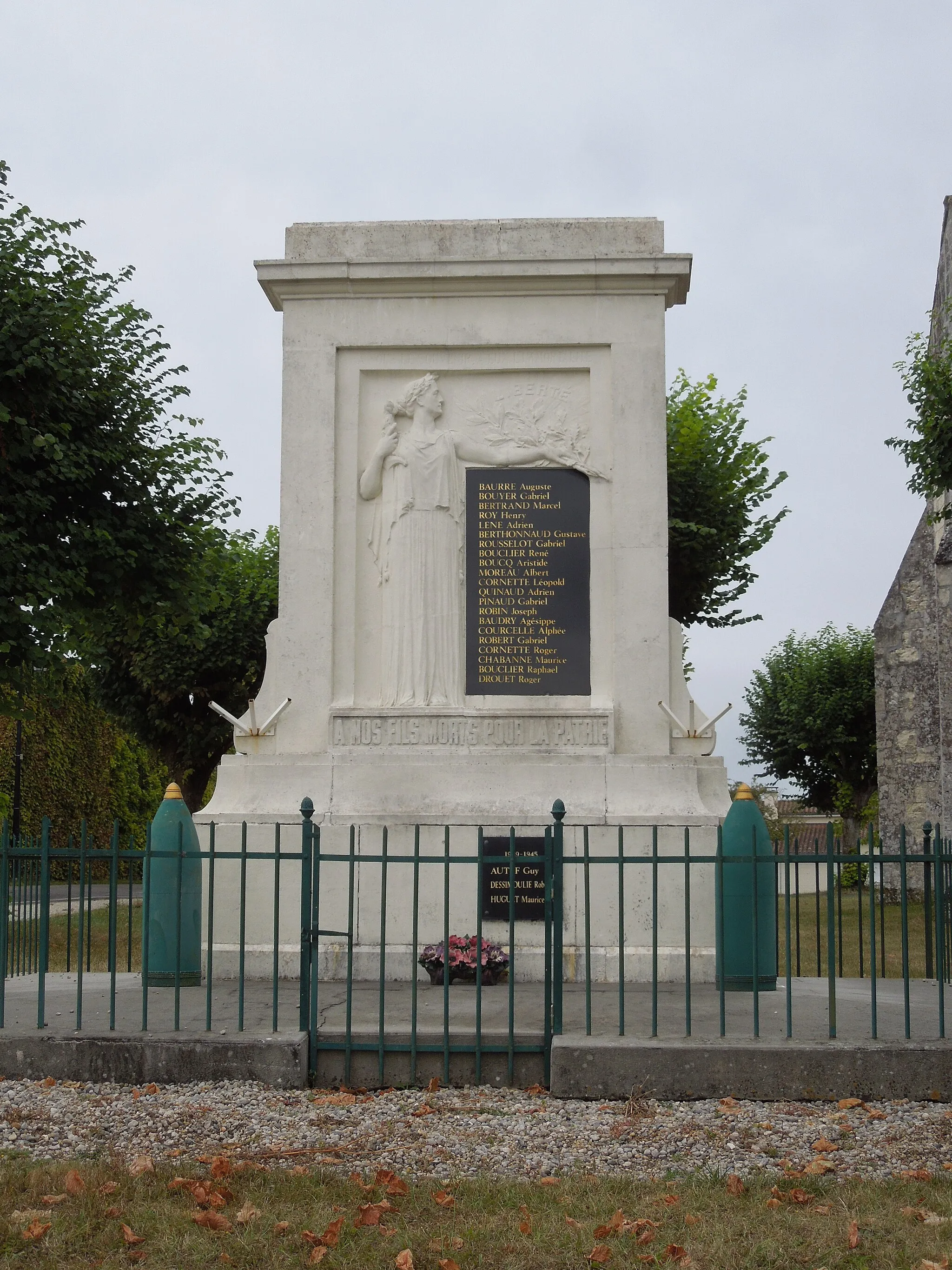 Photo showing: Germignac, war memorial near the church